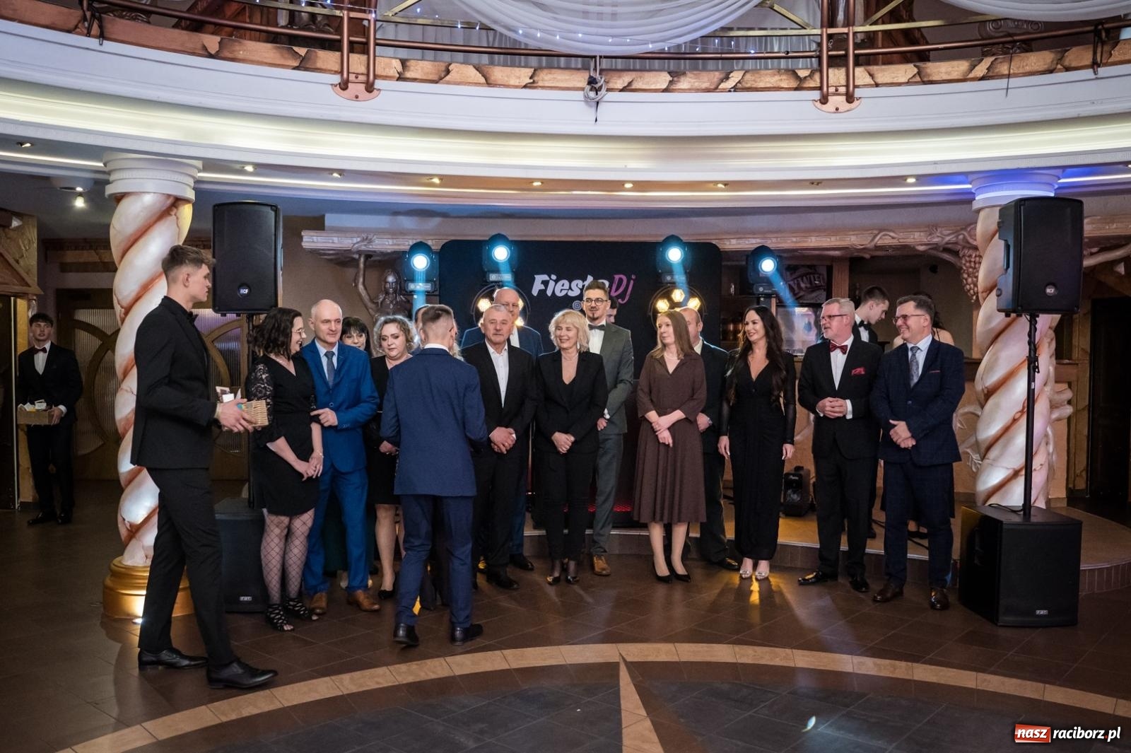 Zdjęcie w galerii na portalu naszraciborz.pl: Studniówka maturzystów CKZiU nr 1 w Raciborzu. Poloneza zatańczono w Acropolis [FOTO i WIDEO] wiadomości z regionu