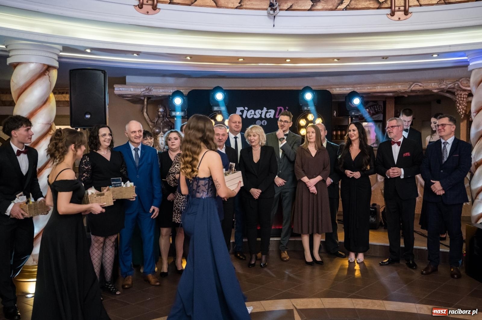 Zdjęcie w galerii na portalu naszraciborz.pl: Studniówka maturzystów CKZiU nr 1 w Raciborzu. Poloneza zatańczono w Acropolis [FOTO i WIDEO] wiadomości z regionu