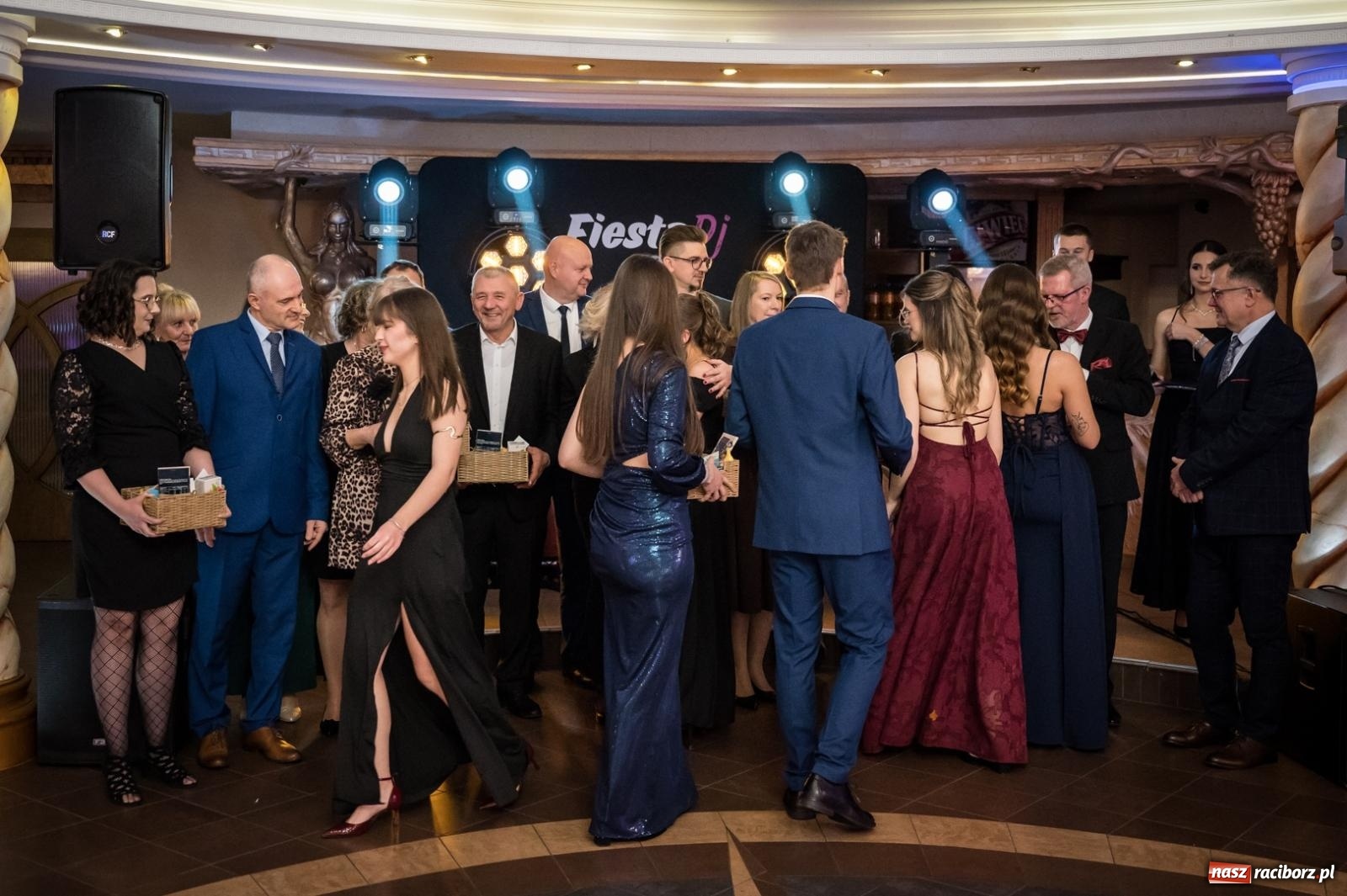 Zdjęcie w galerii na portalu naszraciborz.pl: Studniówka maturzystów CKZiU nr 1 w Raciborzu. Poloneza zatańczono w Acropolis [FOTO i WIDEO] wiadomości z regionu