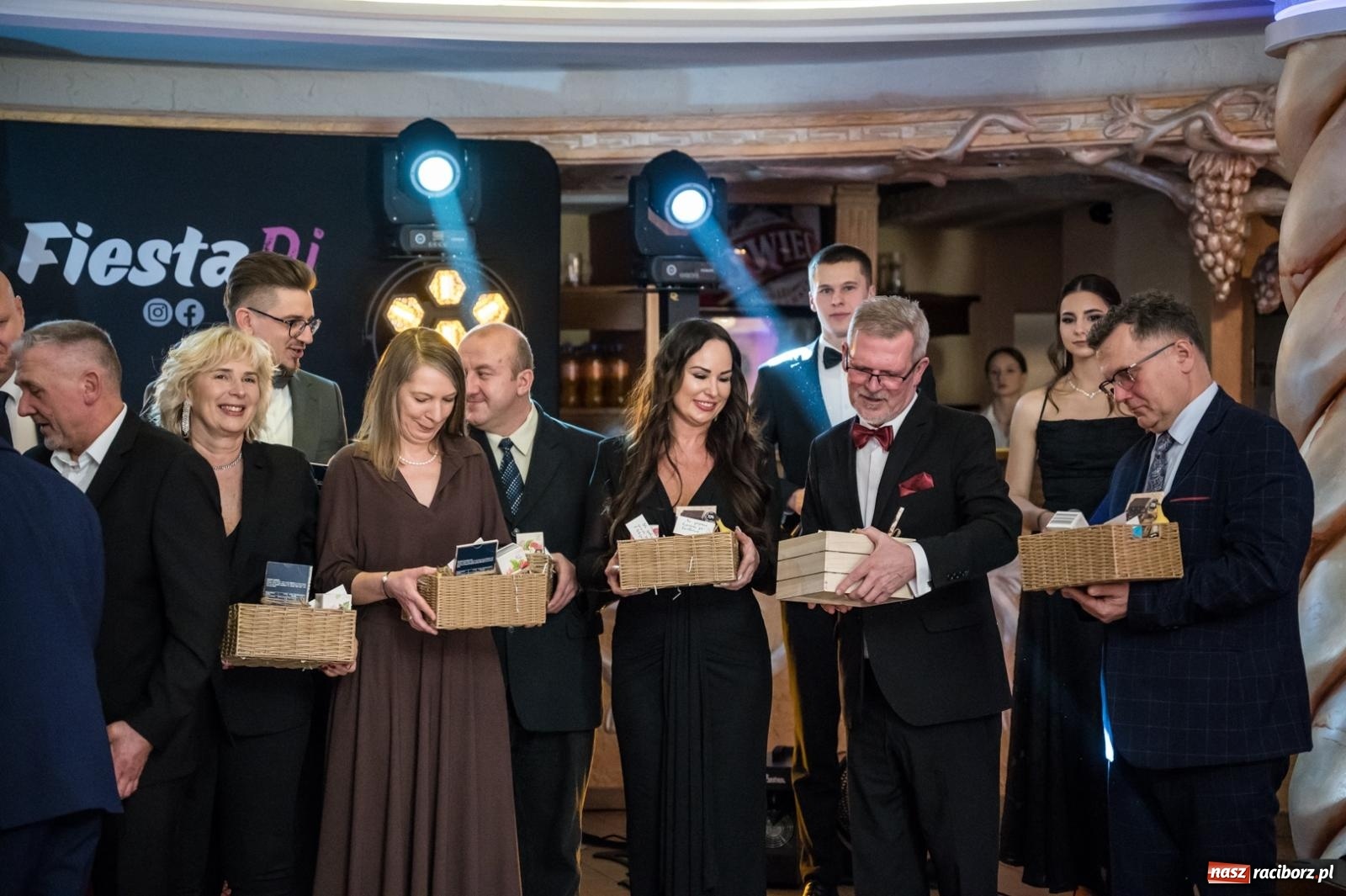 Zdjęcie w galerii na portalu naszraciborz.pl: Studniówka maturzystów CKZiU nr 1 w Raciborzu. Poloneza zatańczono w Acropolis [FOTO i WIDEO] wiadomości z regionu