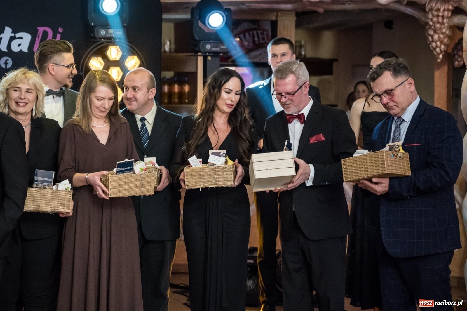 Zdjęcie w galerii na portalu naszraciborz.pl: Studniówka maturzystów CKZiU nr 1 w Raciborzu. Poloneza zatańczono w Acropolis [FOTO i WIDEO] wiadomości z regionu