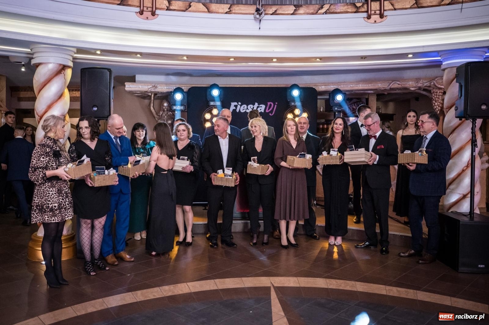 Zdjęcie w galerii na portalu naszraciborz.pl: Studniówka maturzystów CKZiU nr 1 w Raciborzu. Poloneza zatańczono w Acropolis [FOTO i WIDEO] wiadomości z regionu