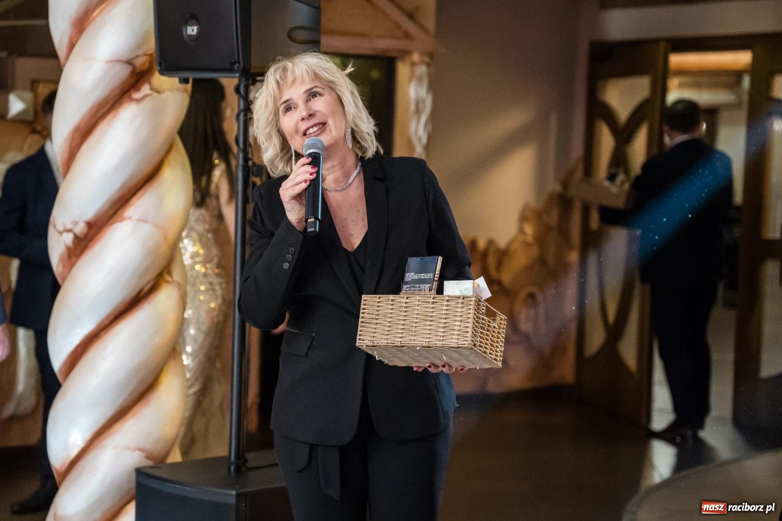 Zdjęcie w galerii na portalu naszraciborz.pl: Studniówka maturzystów CKZiU nr 1 w Raciborzu. Poloneza zatańczono w Acropolis [FOTO i WIDEO] wiadomości z regionu