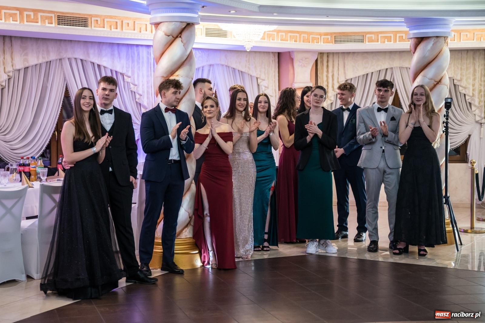 Zdjęcie w galerii na portalu naszraciborz.pl: Studniówka maturzystów CKZiU nr 1 w Raciborzu. Poloneza zatańczono w Acropolis [FOTO i WIDEO] wiadomości z regionu