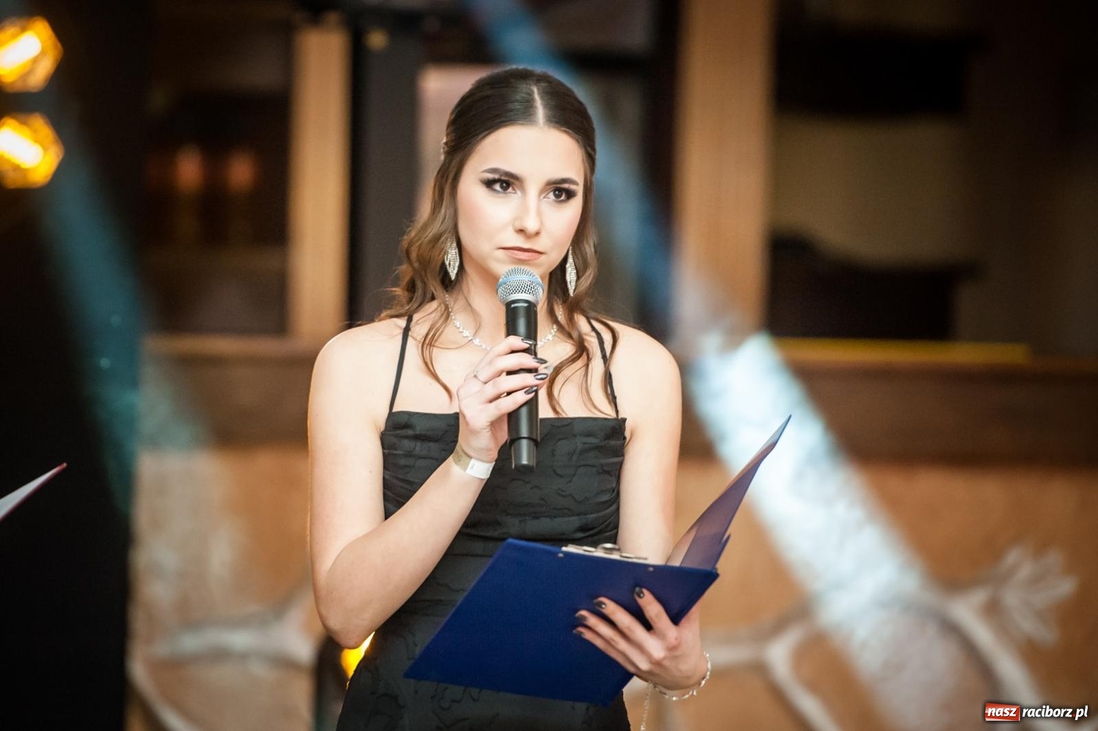 Zdjęcie w galerii na portalu naszraciborz.pl: Studniówka maturzystów CKZiU nr 1 w Raciborzu. Poloneza zatańczono w Acropolis [FOTO i WIDEO] wiadomości z regionu