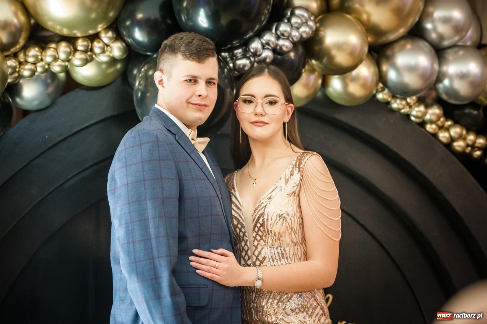 Zdjęcie w galerii na portalu naszraciborz.pl: Studniówka maturzystów CKZiU nr 1 w Raciborzu. Poloneza zatańczono w Acropolis [FOTO i WIDEO] wiadomości z regionu