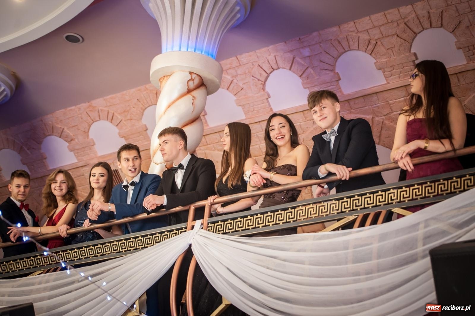 Zdjęcie w galerii na portalu naszraciborz.pl: Studniówka maturzystów CKZiU nr 1 w Raciborzu. Poloneza zatańczono w Acropolis [FOTO i WIDEO] wiadomości z regionu