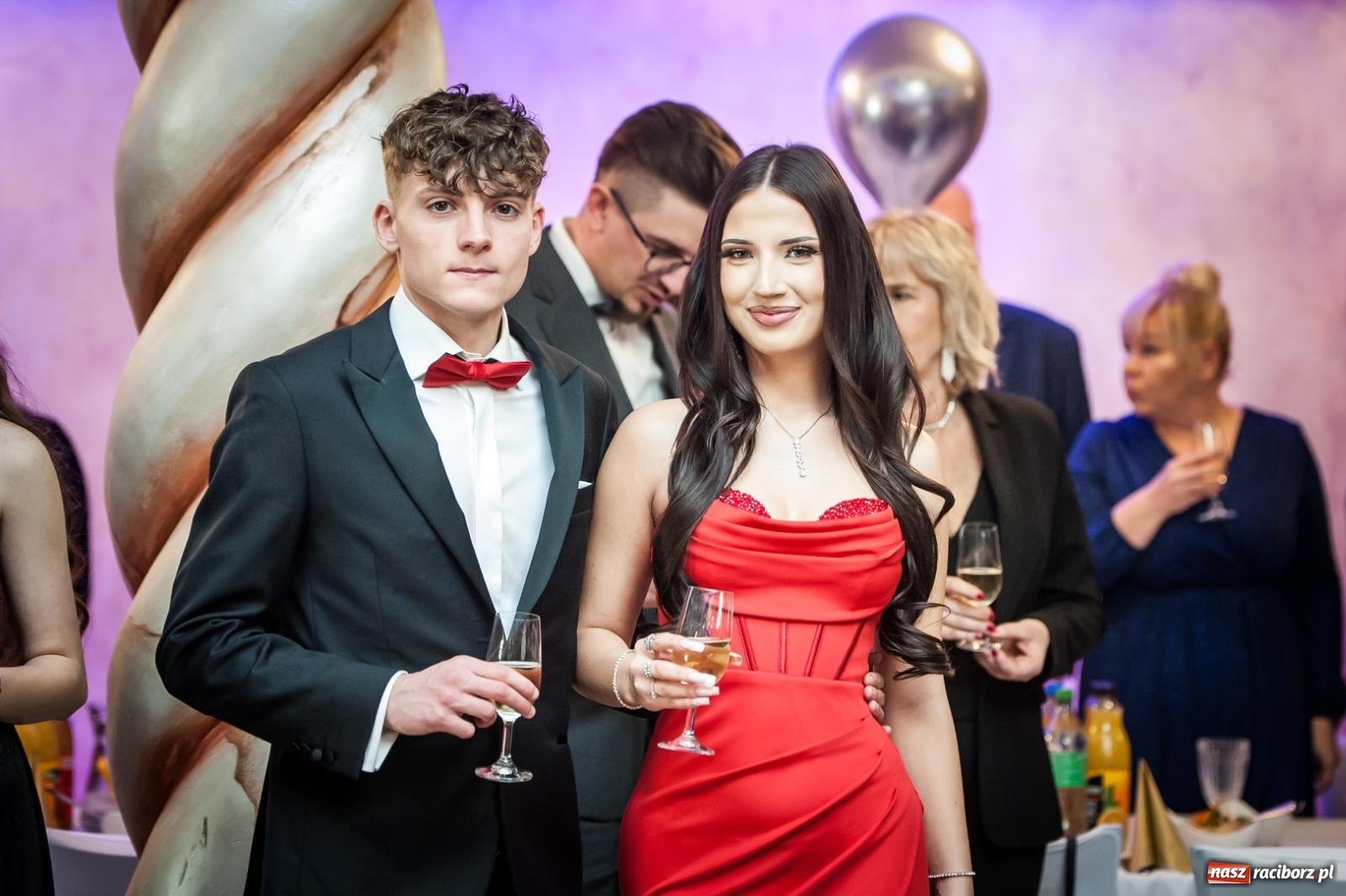 Zdjęcie w galerii na portalu naszraciborz.pl: Studniówka maturzystów CKZiU nr 1 w Raciborzu. Poloneza zatańczono w Acropolis [FOTO i WIDEO] wiadomości z regionu