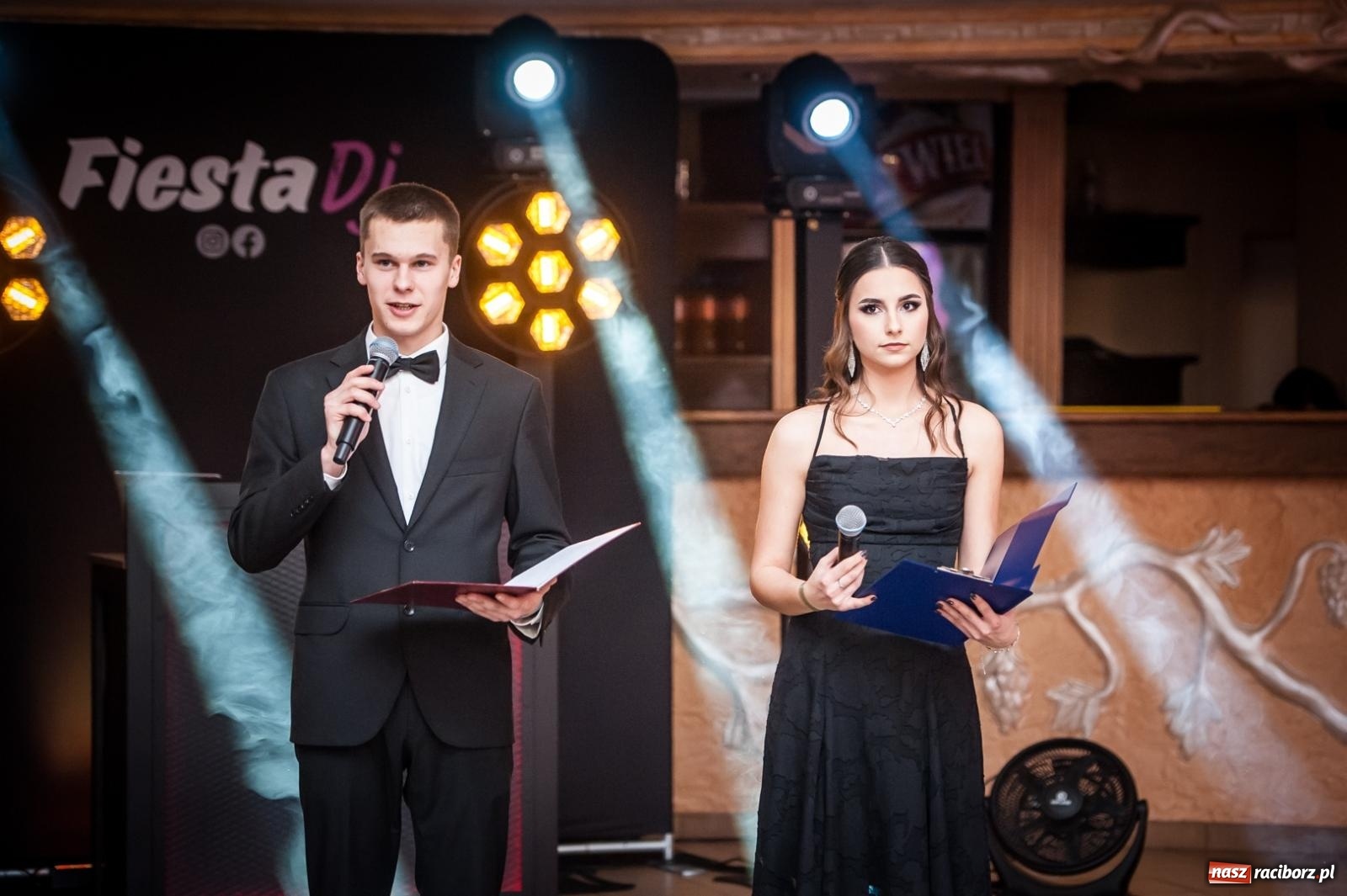 Zdjęcie w galerii na portalu naszraciborz.pl: Studniówka maturzystów CKZiU nr 1 w Raciborzu. Poloneza zatańczono w Acropolis [FOTO i WIDEO] wiadomości z regionu