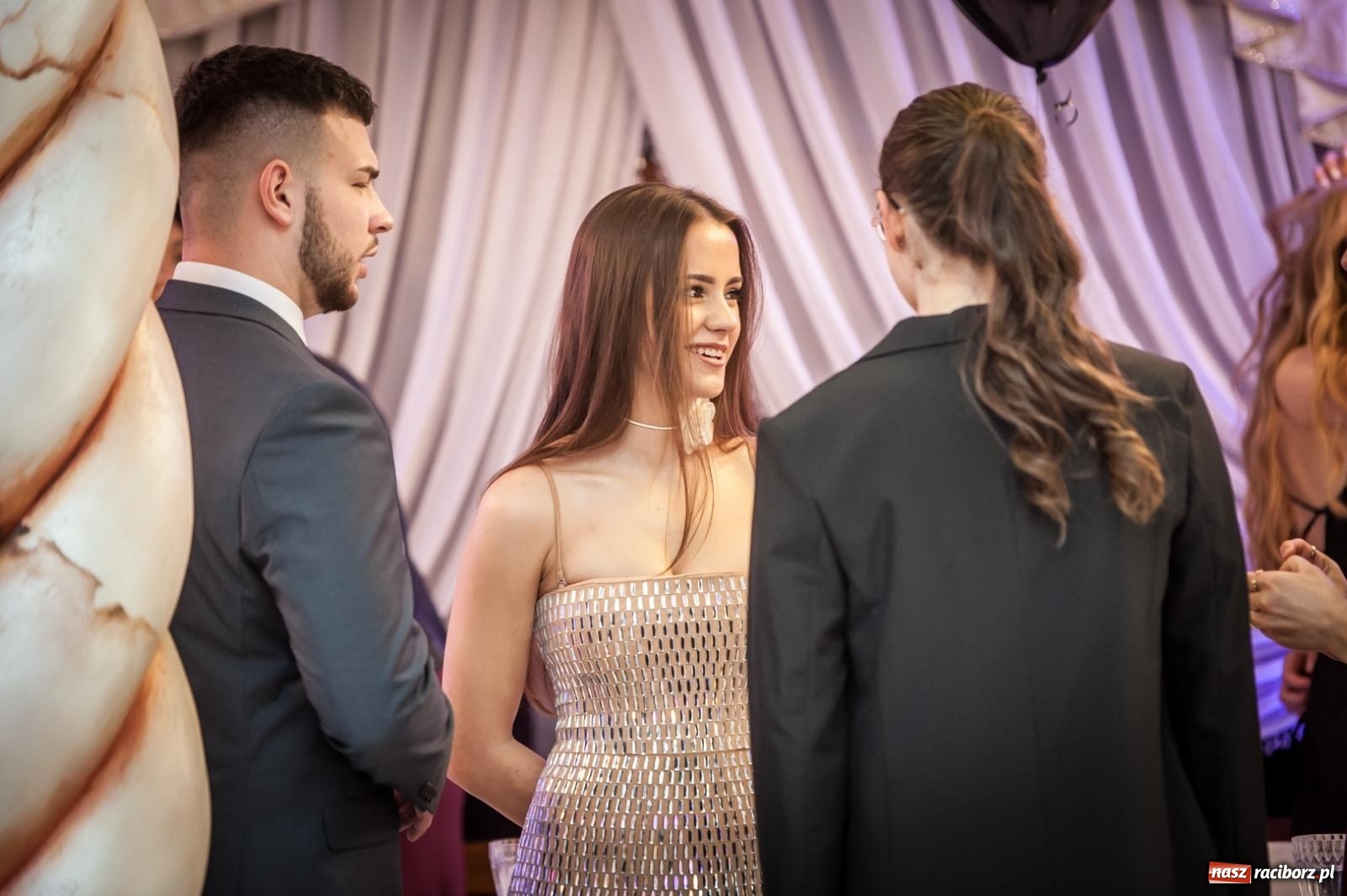 Zdjęcie w galerii na portalu naszraciborz.pl: Studniówka maturzystów CKZiU nr 1 w Raciborzu. Poloneza zatańczono w Acropolis [FOTO i WIDEO] wiadomości z regionu