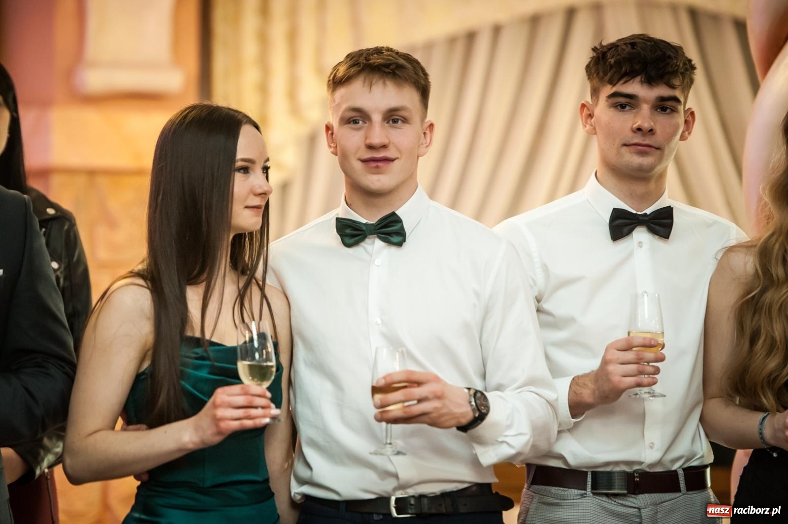 Zdjęcie w galerii na portalu naszraciborz.pl: Studniówka maturzystów CKZiU nr 1 w Raciborzu. Poloneza zatańczono w Acropolis [FOTO i WIDEO] wiadomości z regionu