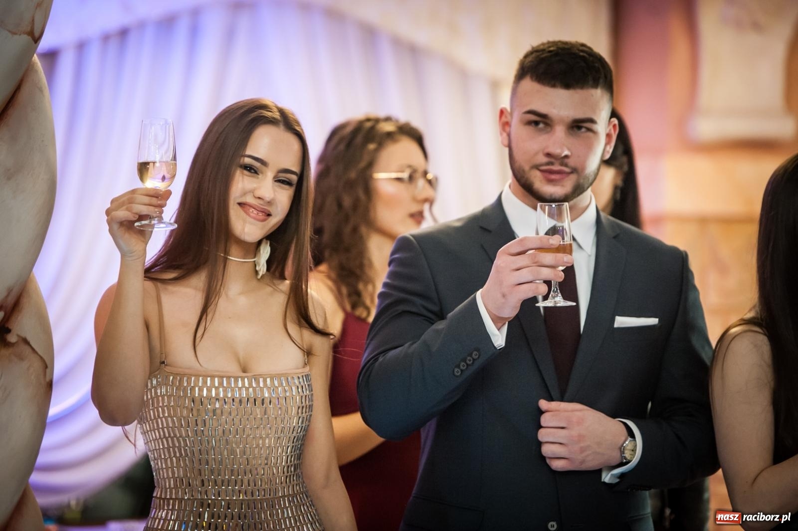 Zdjęcie w galerii na portalu naszraciborz.pl: Studniówka maturzystów CKZiU nr 1 w Raciborzu. Poloneza zatańczono w Acropolis [FOTO i WIDEO] wiadomości z regionu