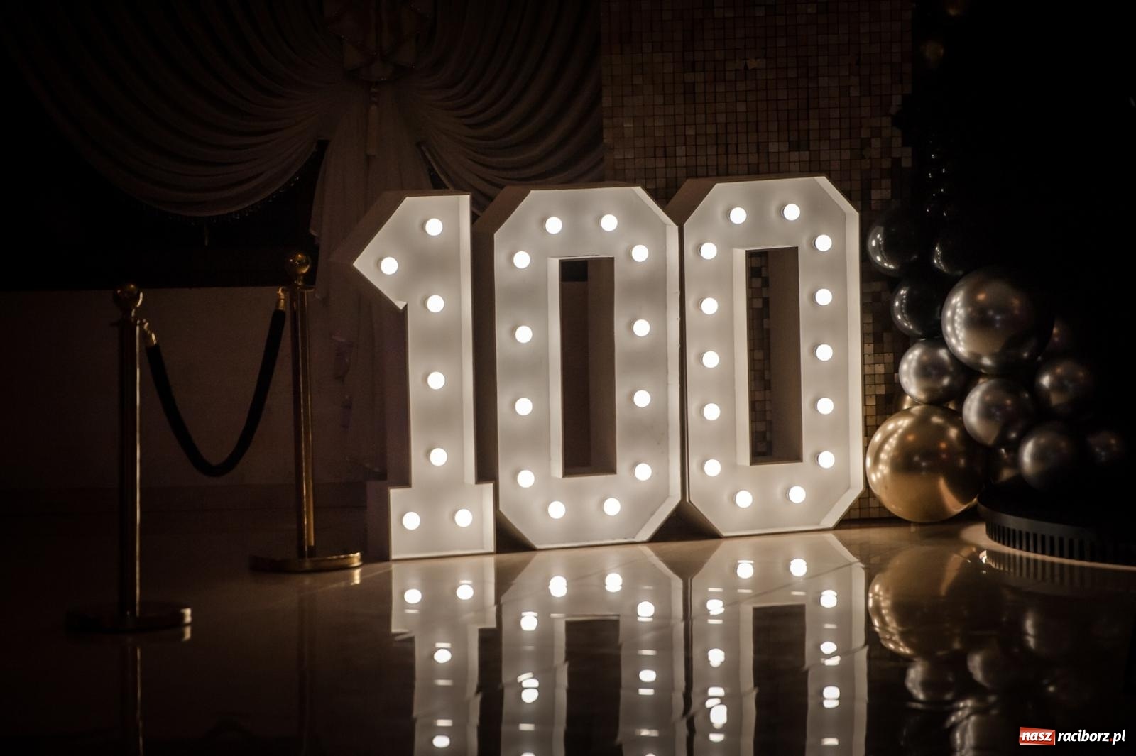 Zdjęcie w galerii na portalu naszraciborz.pl: Studniówka maturzystów CKZiU nr 1 w Raciborzu. Poloneza zatańczono w Acropolis [FOTO i WIDEO] wiadomości z regionu