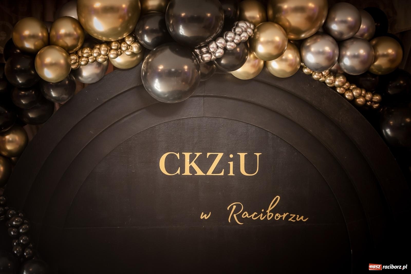 Zdjęcie w galerii na portalu naszraciborz.pl: Studniówka maturzystów CKZiU nr 1 w Raciborzu. Poloneza zatańczono w Acropolis [FOTO i WIDEO] wiadomości z regionu