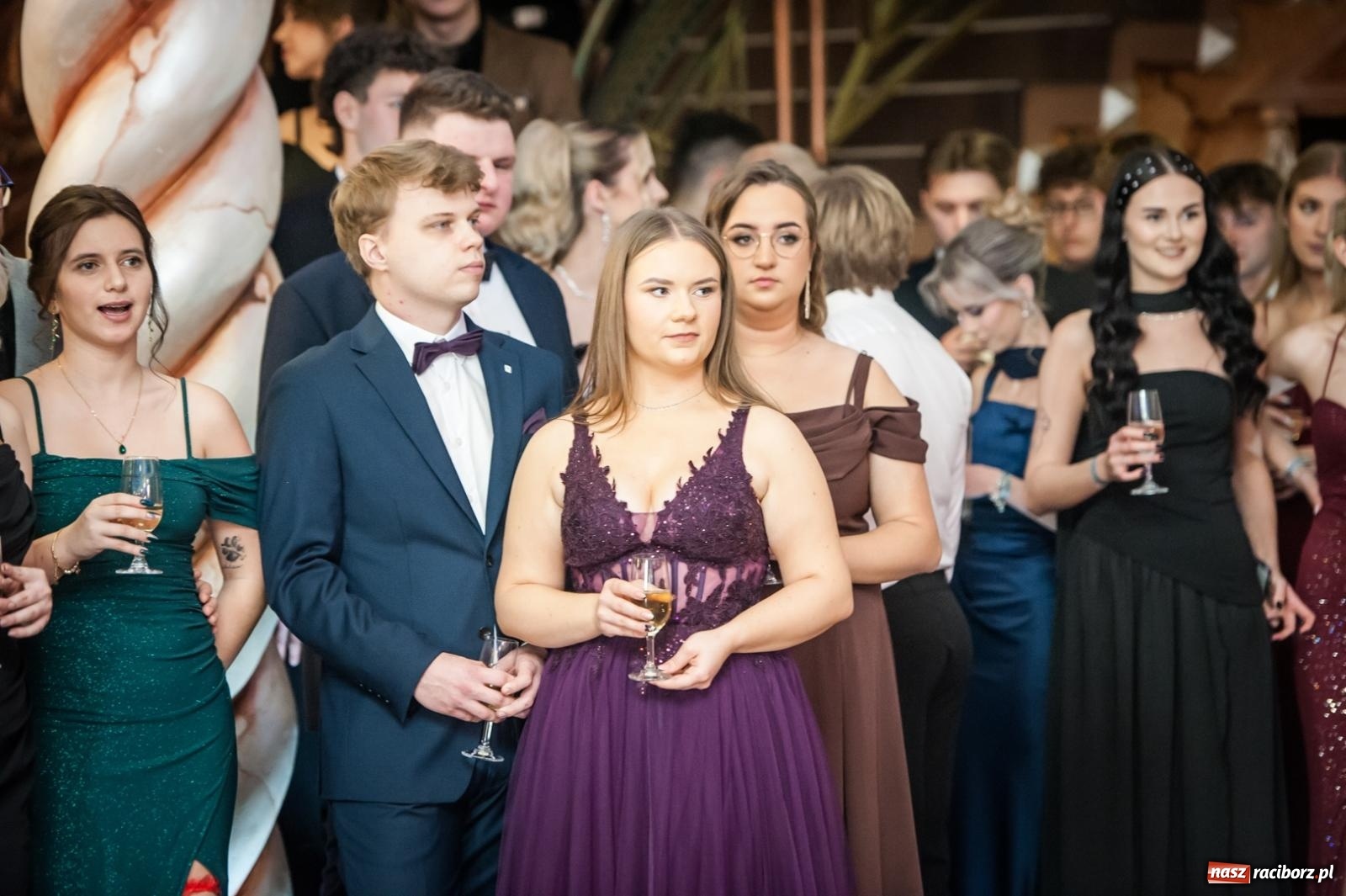 Zdjęcie w galerii na portalu naszraciborz.pl: Studniówka maturzystów CKZiU nr 1 w Raciborzu. Poloneza zatańczono w Acropolis [FOTO i WIDEO] wiadomości z regionu