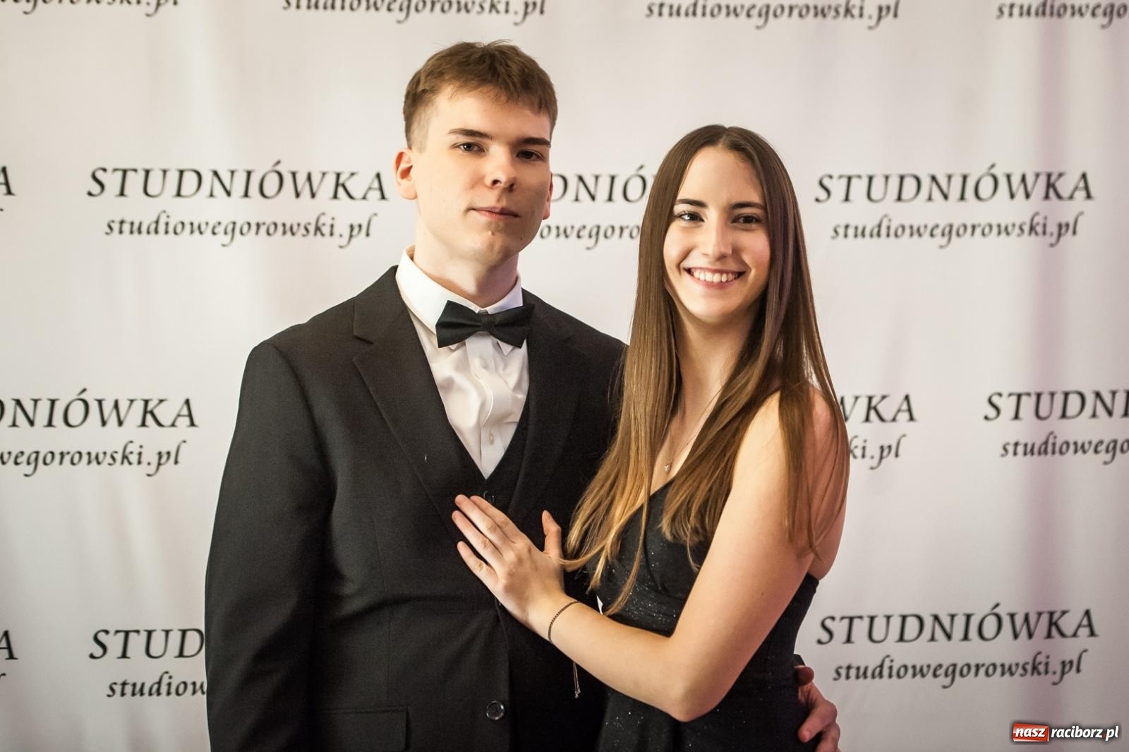 Zdjęcie w galerii na portalu naszraciborz.pl: Studniówka maturzystów CKZiU nr 1 w Raciborzu. Poloneza zatańczono w Acropolis [FOTO i WIDEO] wiadomości z regionu