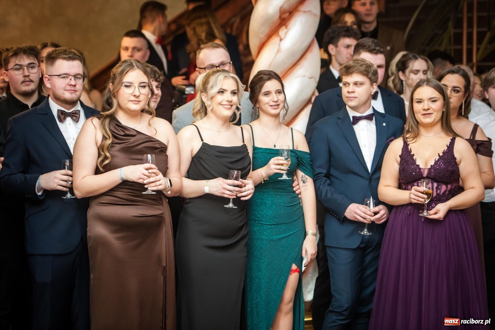 Zdjęcie w galerii na portalu naszraciborz.pl: Studniówka maturzystów CKZiU nr 1 w Raciborzu. Poloneza zatańczono w Acropolis [FOTO i WIDEO] wiadomości z regionu