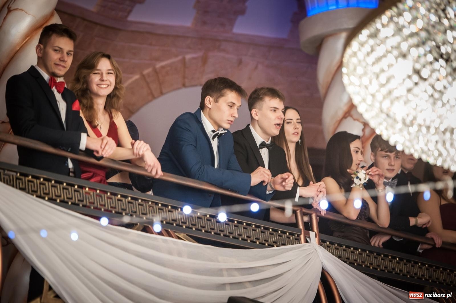 Zdjęcie w galerii na portalu naszraciborz.pl: Studniówka maturzystów CKZiU nr 1 w Raciborzu. Poloneza zatańczono w Acropolis [FOTO i WIDEO] wiadomości z regionu