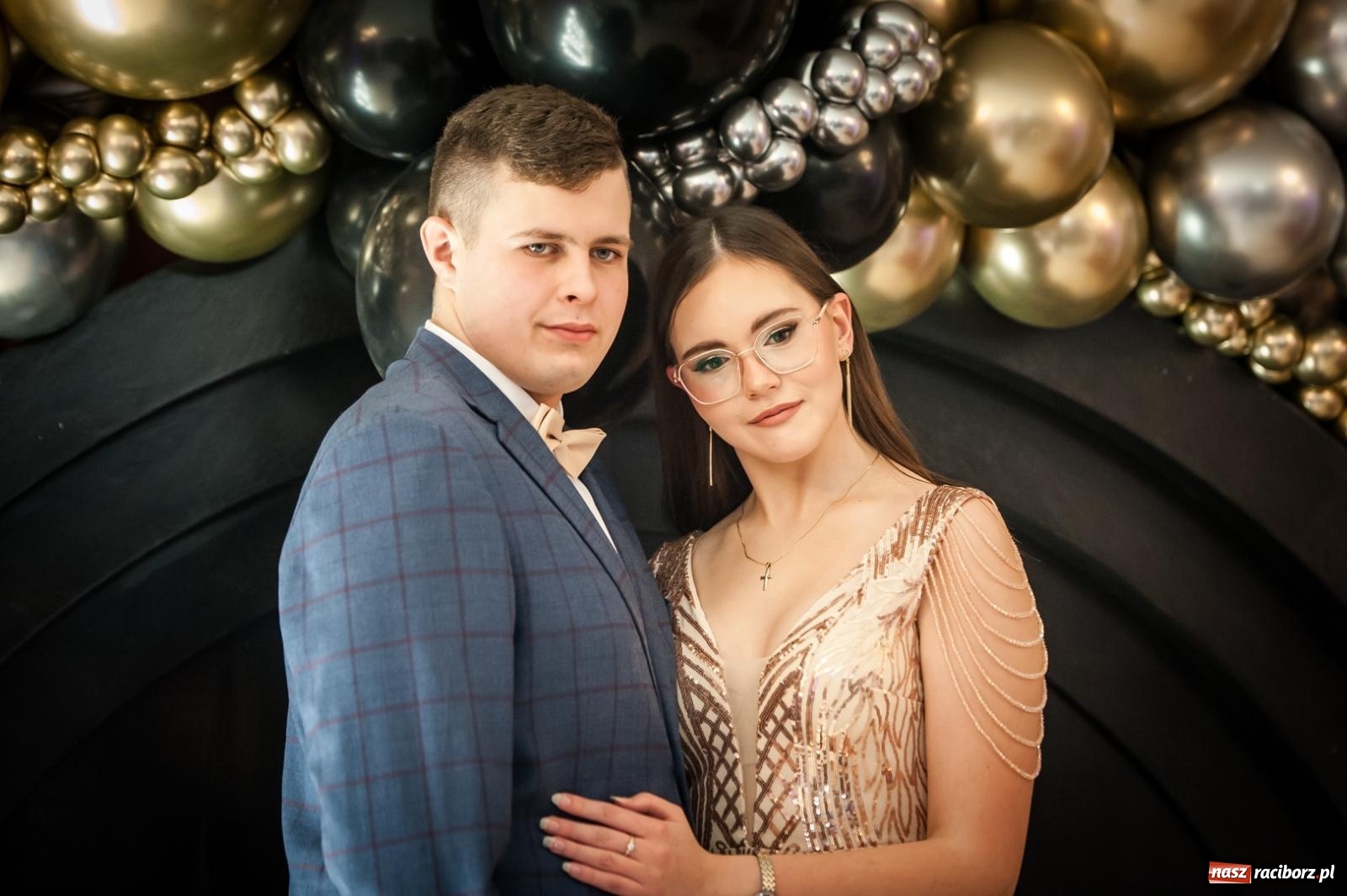 Zdjęcie w galerii na portalu naszraciborz.pl: Studniówka maturzystów CKZiU nr 1 w Raciborzu. Poloneza zatańczono w Acropolis [FOTO i WIDEO] wiadomości z regionu