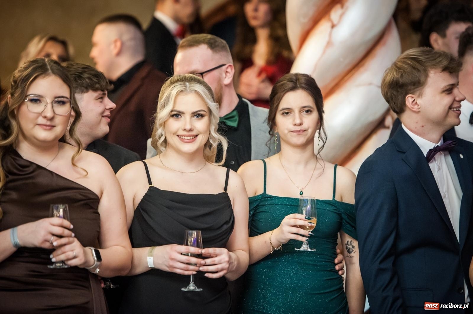 Zdjęcie w galerii na portalu naszraciborz.pl: Studniówka maturzystów CKZiU nr 1 w Raciborzu. Poloneza zatańczono w Acropolis [FOTO i WIDEO] wiadomości z regionu