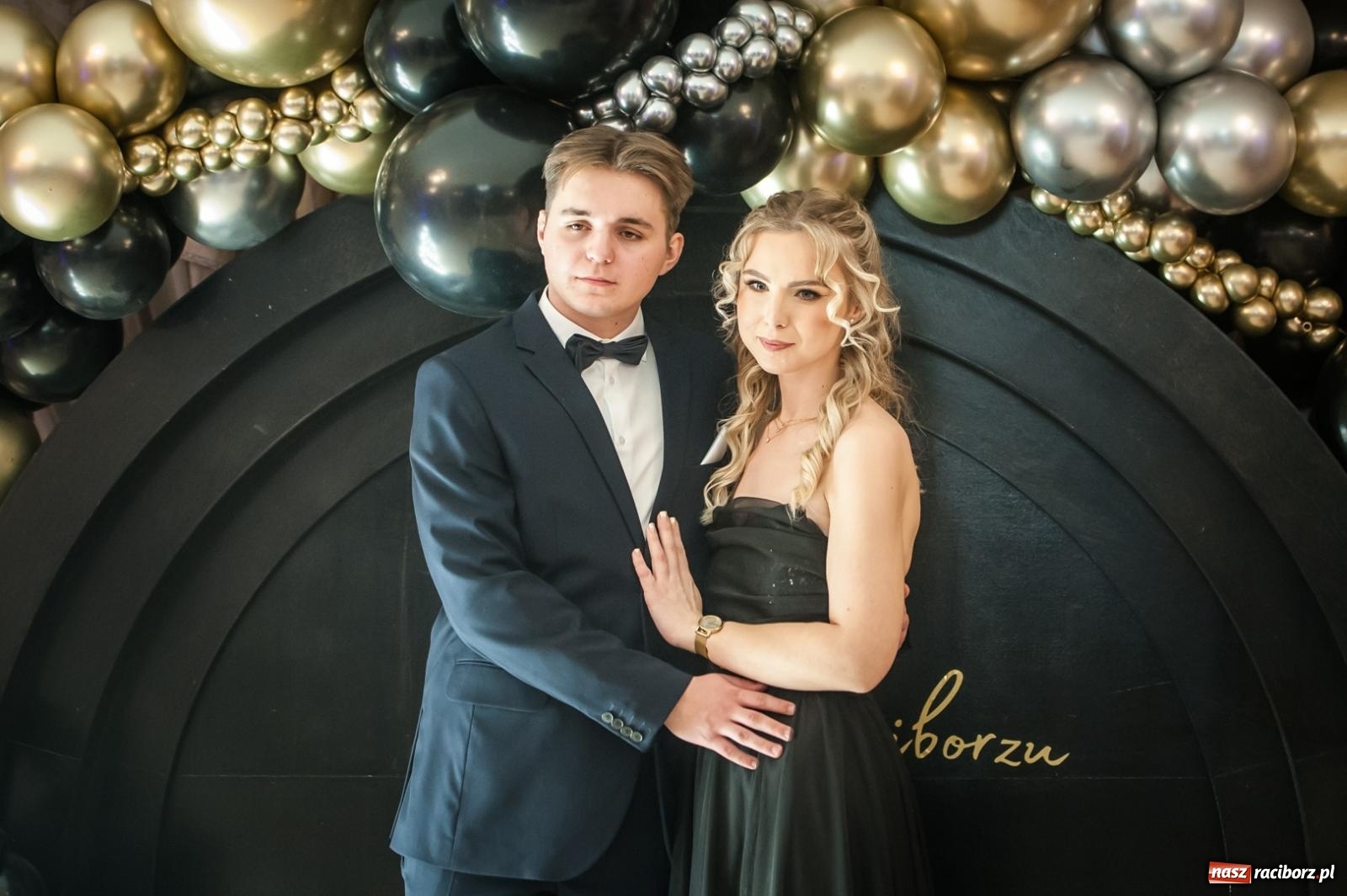 Zdjęcie w galerii na portalu naszraciborz.pl: Studniówka maturzystów CKZiU nr 1 w Raciborzu. Poloneza zatańczono w Acropolis [FOTO i WIDEO] wiadomości z regionu