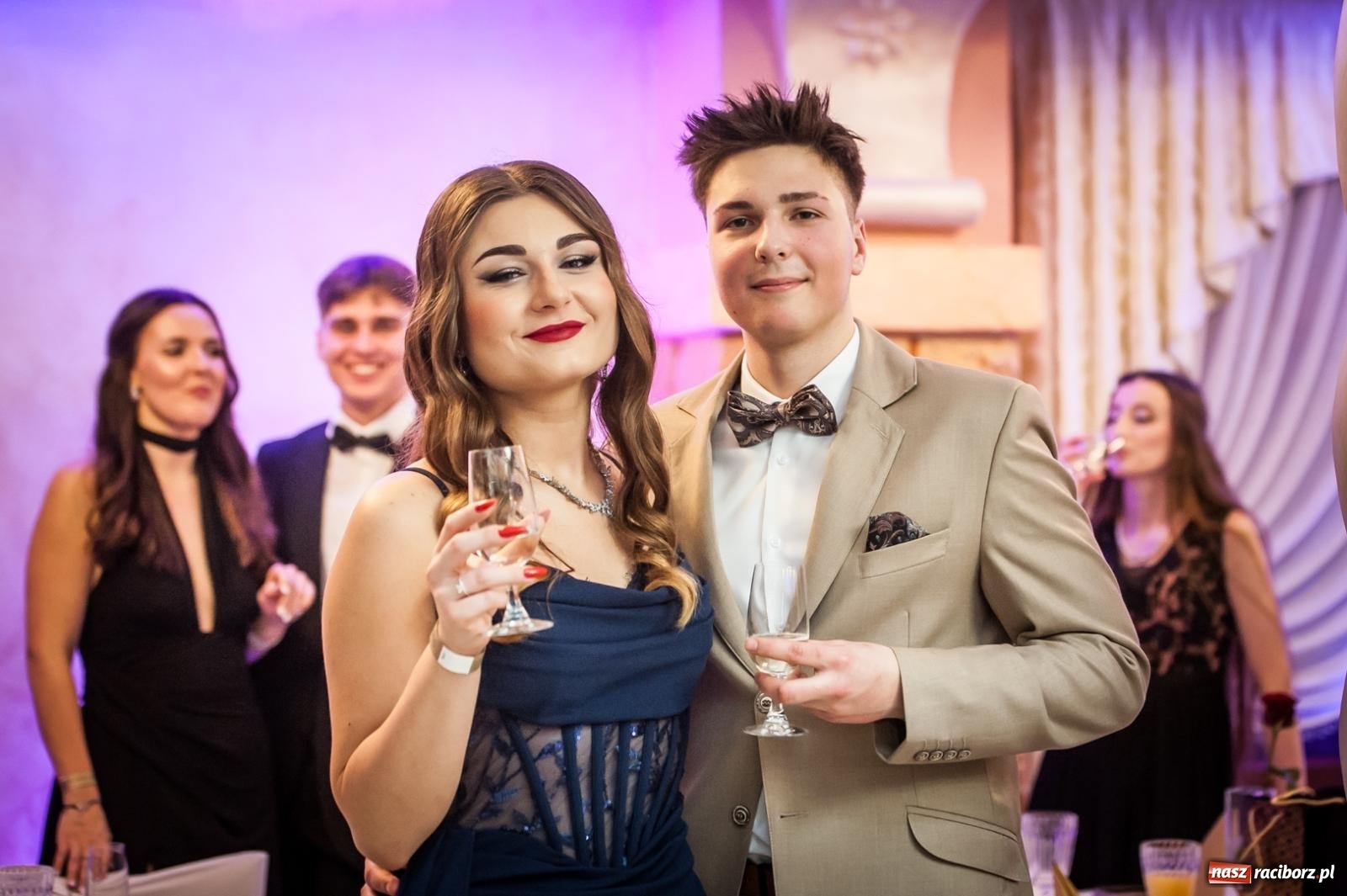 Zdjęcie w galerii na portalu naszraciborz.pl: Studniówka maturzystów CKZiU nr 1 w Raciborzu. Poloneza zatańczono w Acropolis [FOTO i WIDEO] wiadomości z regionu