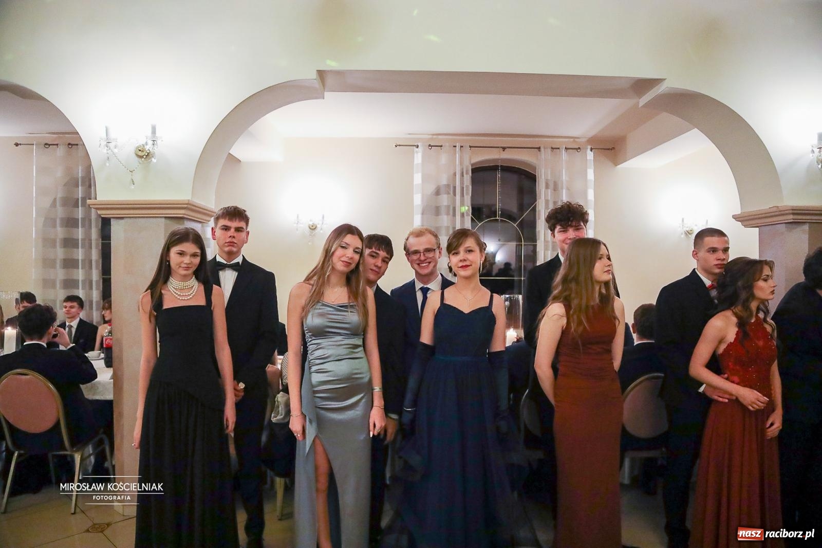 Zdjęcie w galerii na portalu naszraciborz.pl: Studniówka II LO im. Adama Mickiewicza w Parku Leśnym w Rogowie [FOTO] wiadomości z regionu