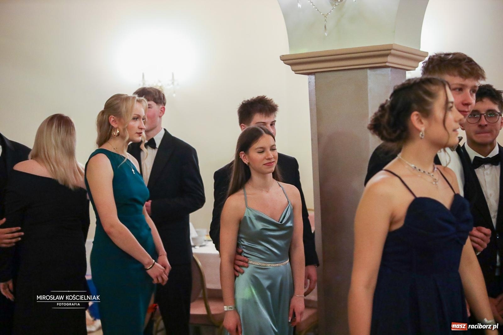 Zdjęcie w galerii na portalu naszraciborz.pl: Studniówka II LO im. Adama Mickiewicza w Parku Leśnym w Rogowie [FOTO] wiadomości z regionu