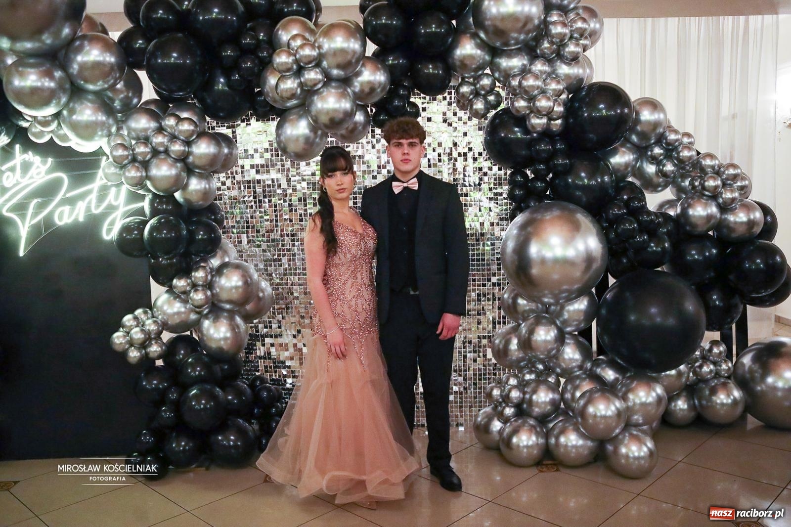 Zdjęcie w galerii na portalu naszraciborz.pl: Studniówka II LO im. Adama Mickiewicza w Parku Leśnym w Rogowie [FOTO] wiadomości z regionu