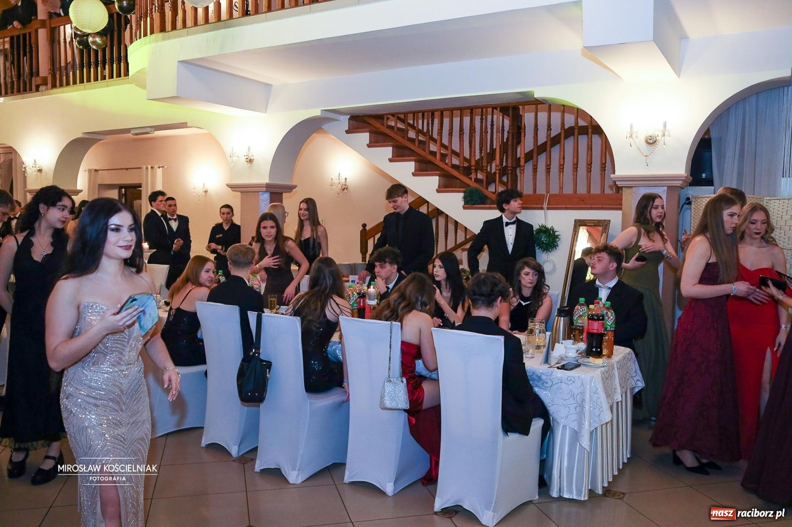 Zdjęcie w galerii na portalu naszraciborz.pl: Studniówka II LO im. Adama Mickiewicza w Parku Leśnym w Rogowie [FOTO] wiadomości z regionu