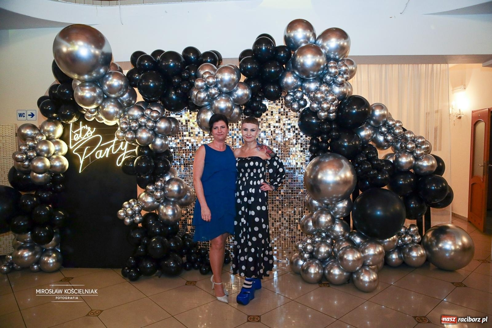 Zdjęcie w galerii na portalu naszraciborz.pl: Studniówka II LO im. Adama Mickiewicza w Parku Leśnym w Rogowie [FOTO] wiadomości z regionu