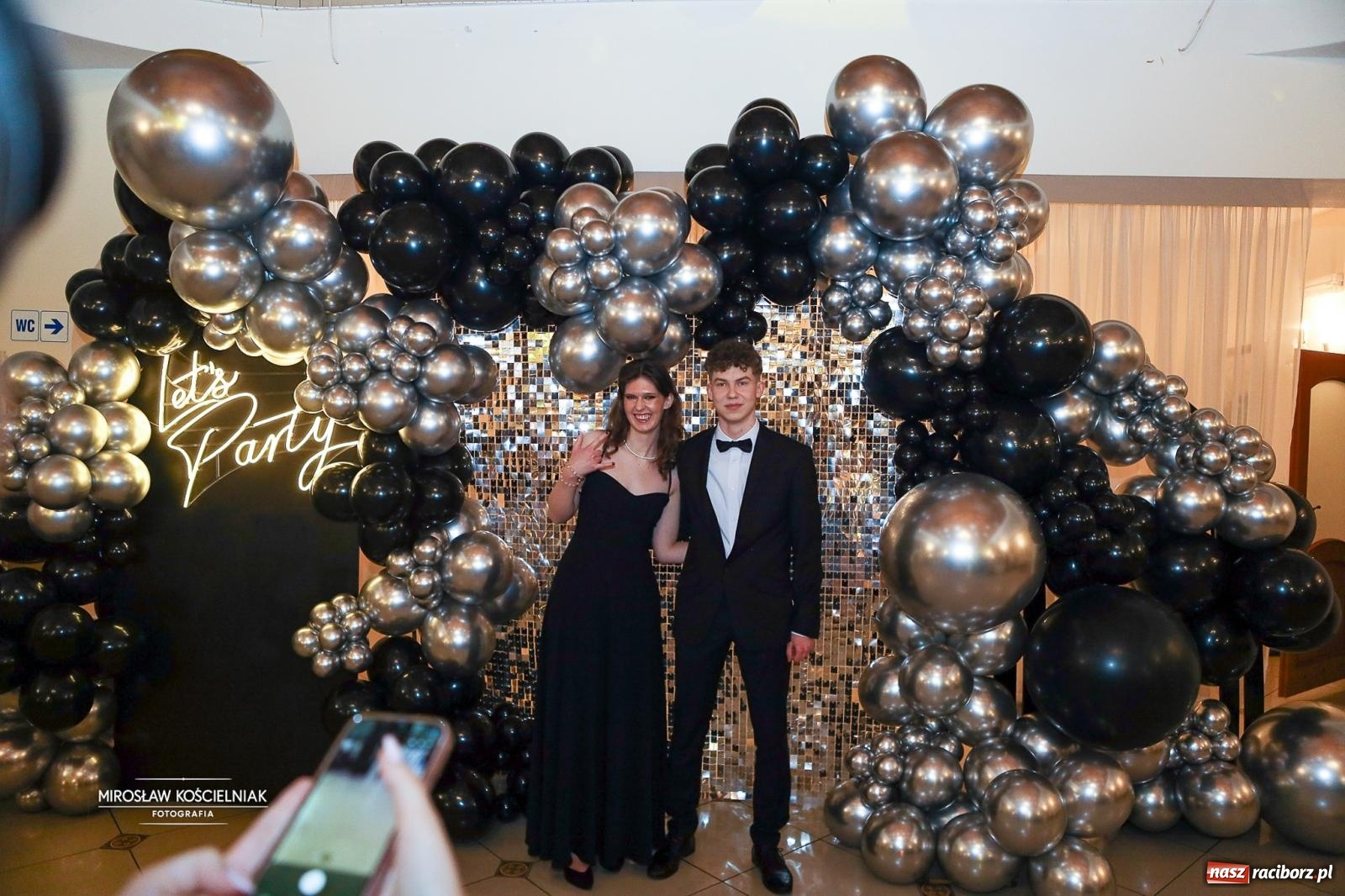 Zdjęcie w galerii na portalu naszraciborz.pl: Studniówka II LO im. Adama Mickiewicza w Parku Leśnym w Rogowie [FOTO] wiadomości z regionu