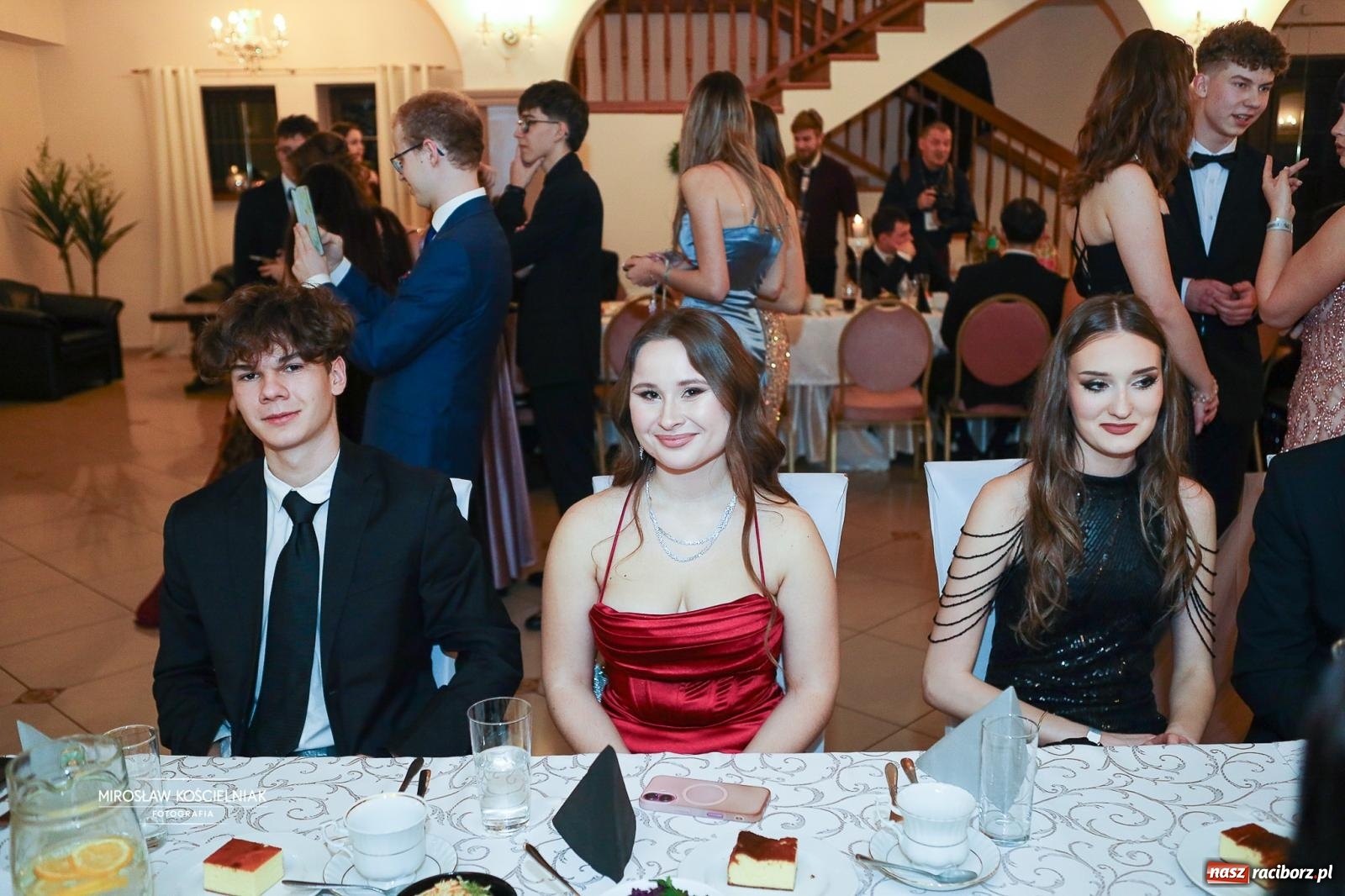 Zdjęcie w galerii na portalu naszraciborz.pl: Studniówka II LO im. Adama Mickiewicza w Parku Leśnym w Rogowie [FOTO] wiadomości z regionu