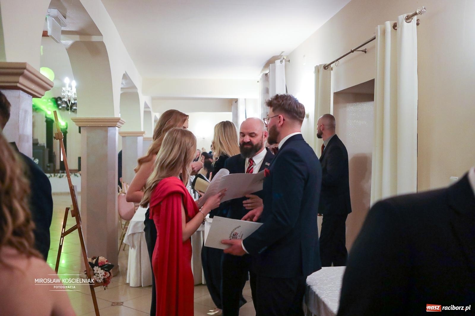 Zdjęcie w galerii na portalu naszraciborz.pl: Studniówka II LO im. Adama Mickiewicza w Parku Leśnym w Rogowie [FOTO] wiadomości z regionu