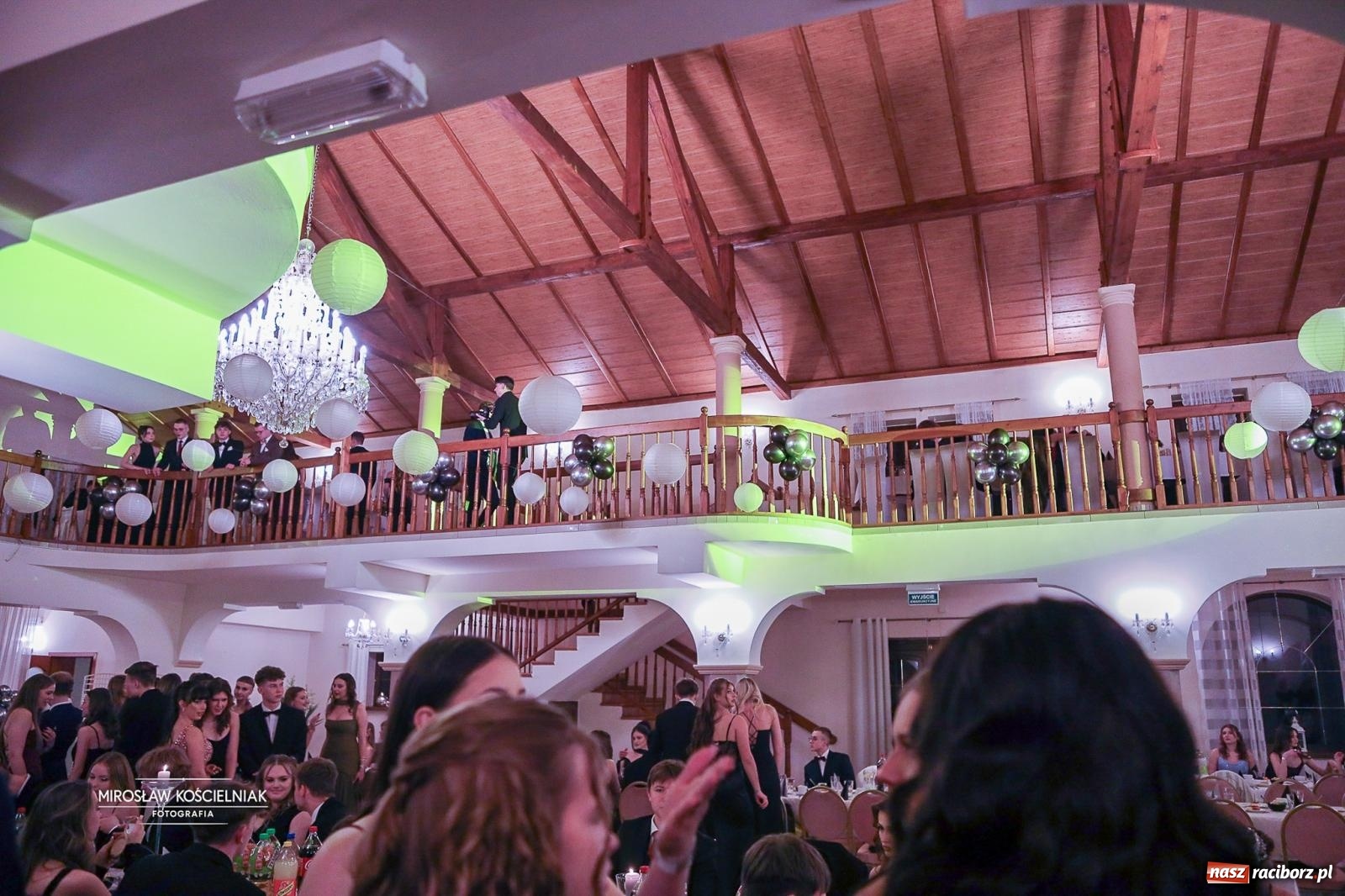 Zdjęcie w galerii na portalu naszraciborz.pl: Studniówka II LO im. Adama Mickiewicza w Parku Leśnym w Rogowie [FOTO] wiadomości z regionu