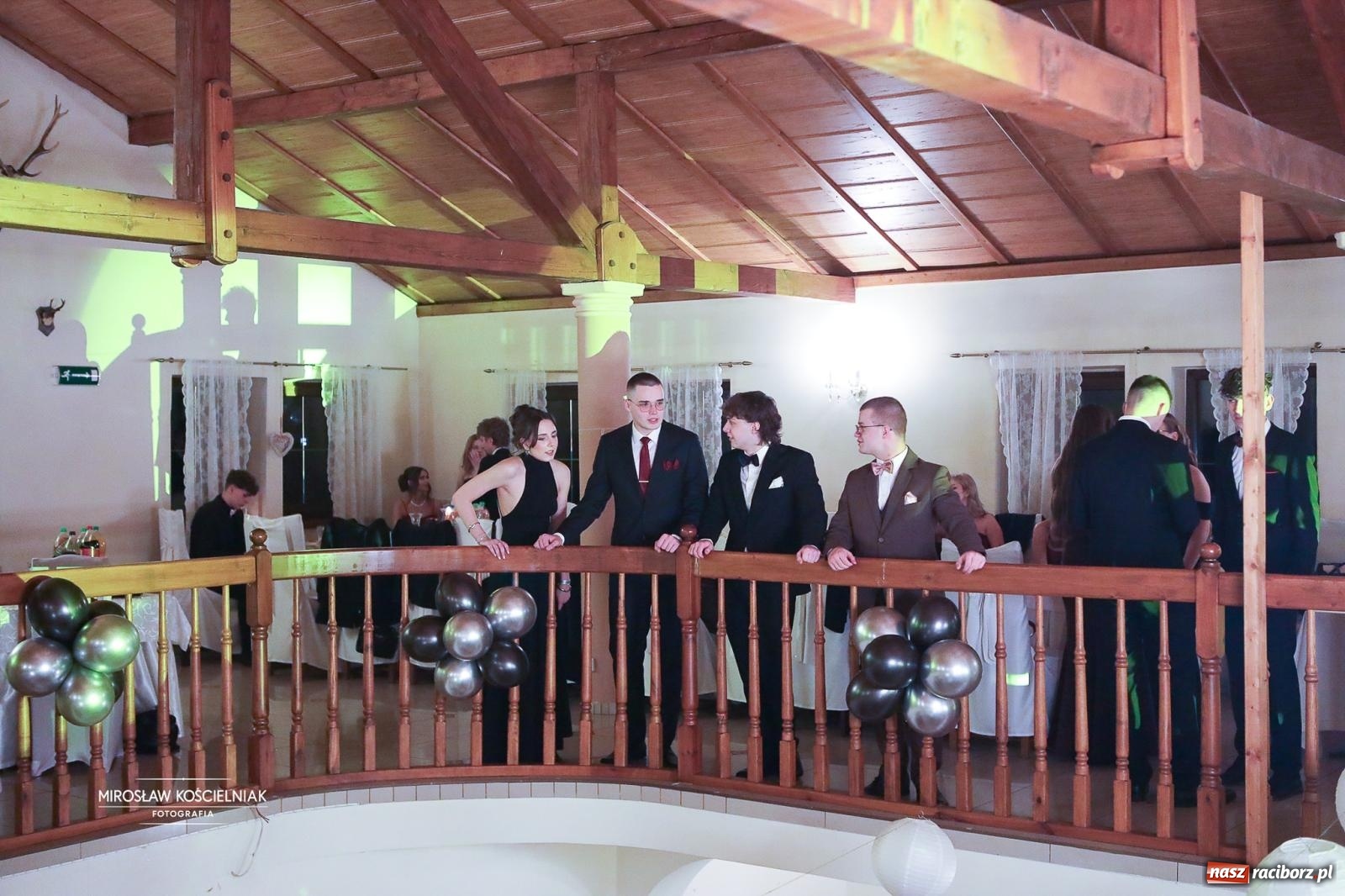 Zdjęcie w galerii na portalu naszraciborz.pl: Studniówka II LO im. Adama Mickiewicza w Parku Leśnym w Rogowie [FOTO] wiadomości z regionu