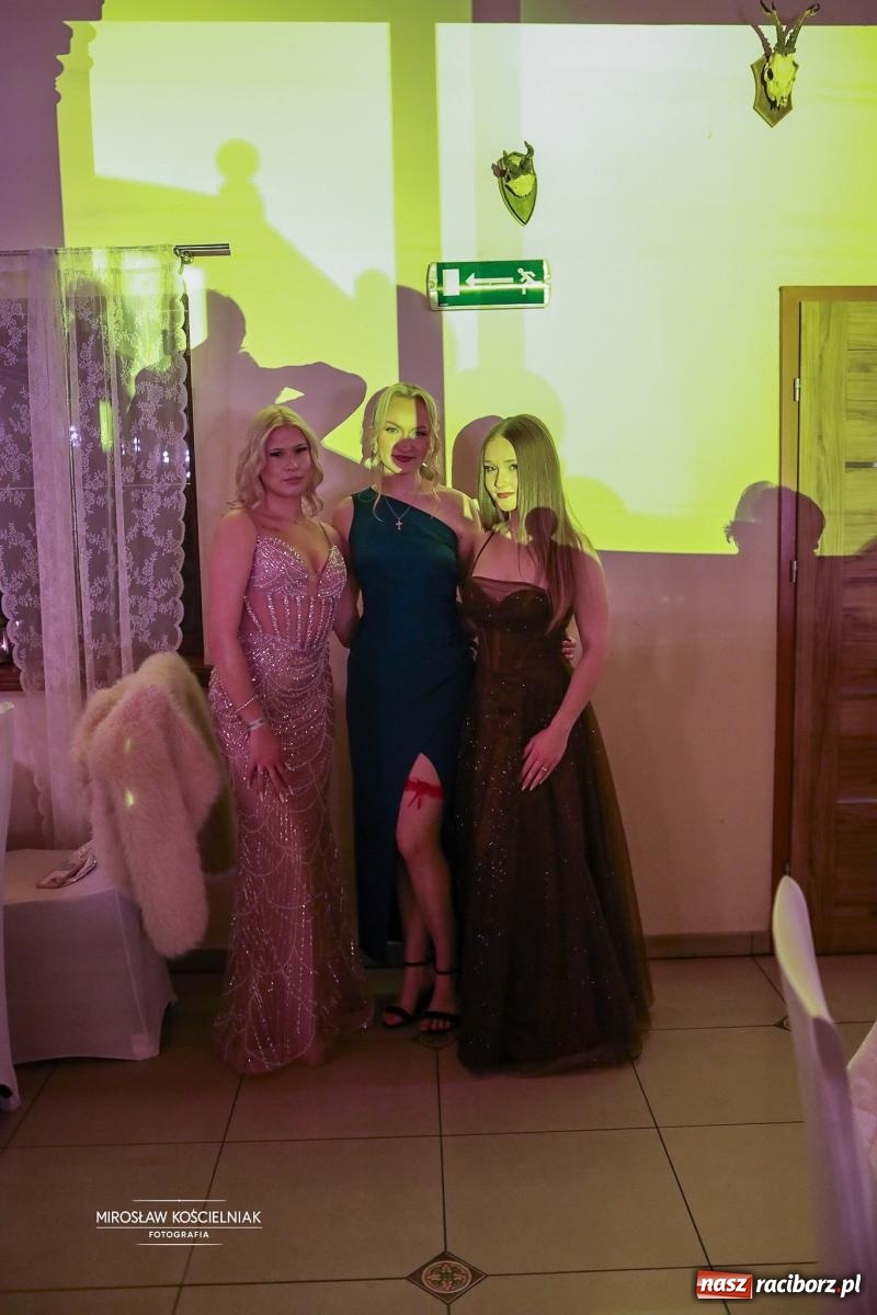 Zdjęcie w galerii na portalu naszraciborz.pl: Studniówka II LO im. Adama Mickiewicza w Parku Leśnym w Rogowie [FOTO] wiadomości z regionu