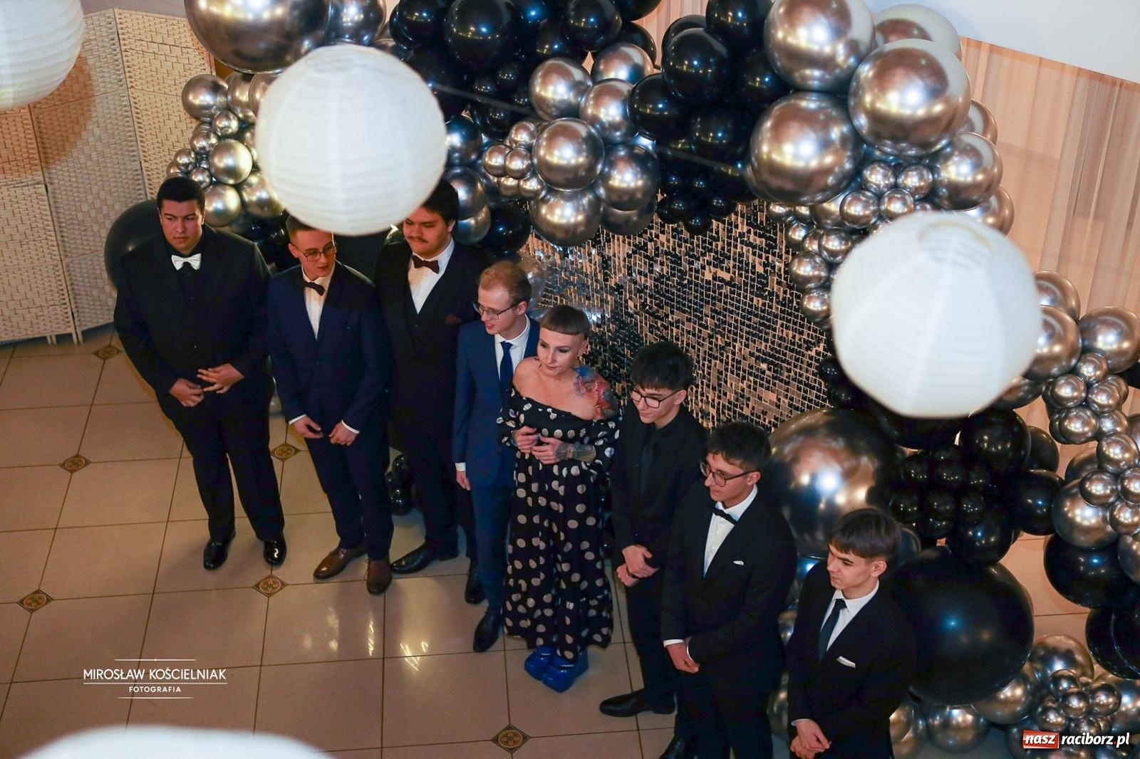 Zdjęcie w galerii na portalu naszraciborz.pl: Studniówka II LO im. Adama Mickiewicza w Parku Leśnym w Rogowie [FOTO] wiadomości z regionu