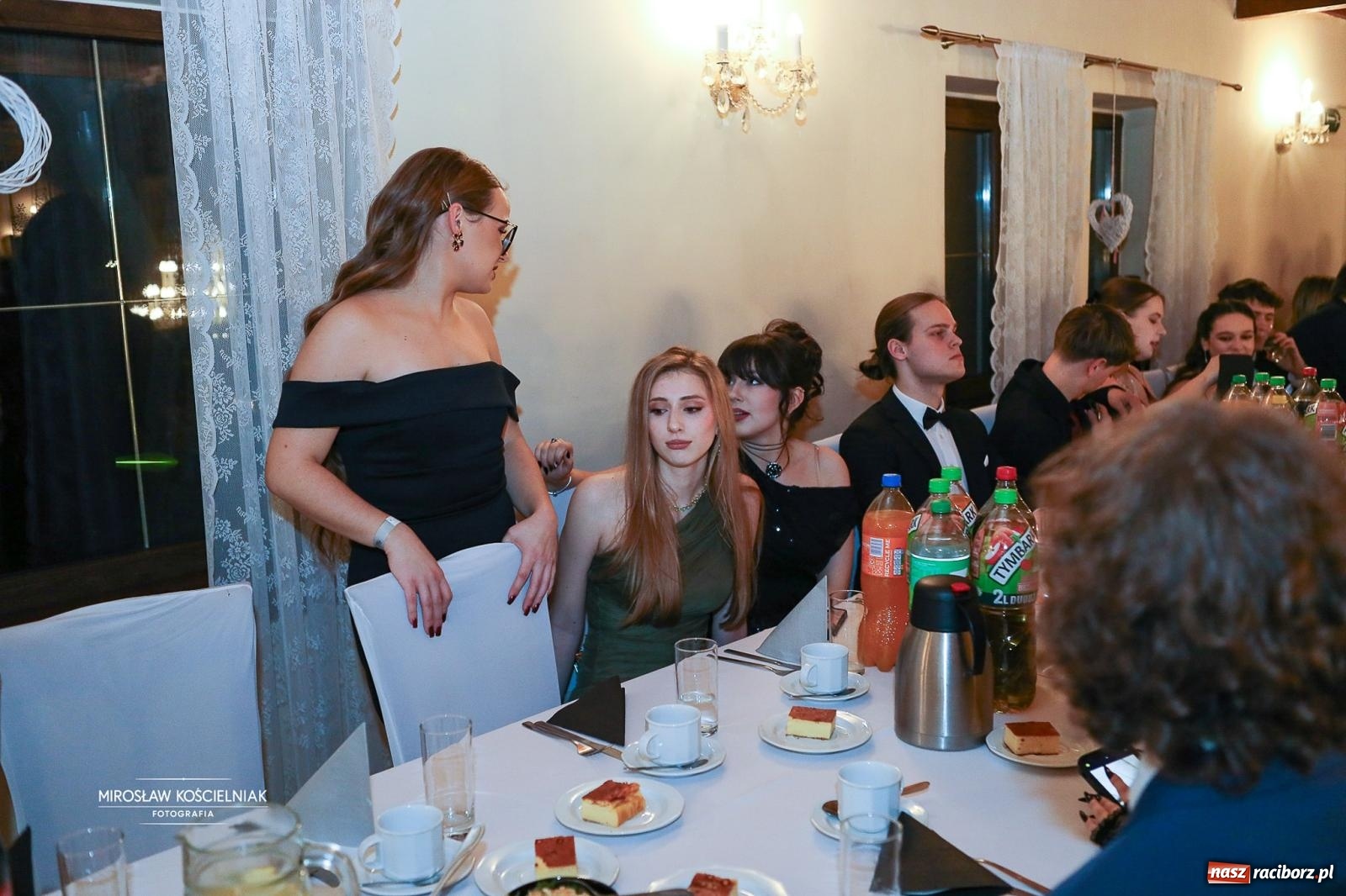 Zdjęcie w galerii na portalu naszraciborz.pl: Studniówka II LO im. Adama Mickiewicza w Parku Leśnym w Rogowie [FOTO] wiadomości z regionu