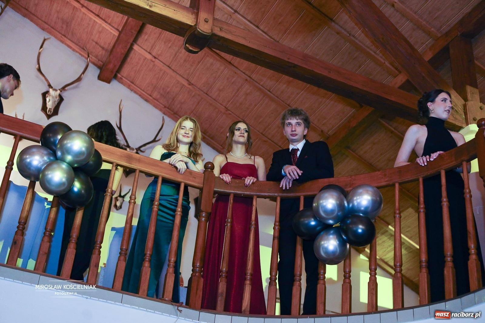 Zdjęcie w galerii na portalu naszraciborz.pl: Studniówka II LO im. Adama Mickiewicza w Parku Leśnym w Rogowie [FOTO] wiadomości z regionu