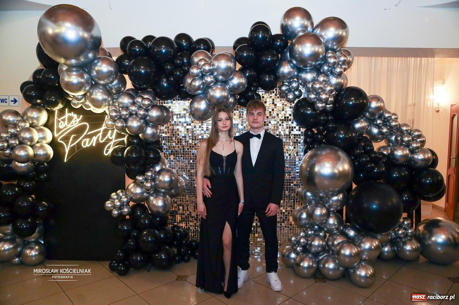 Zdjęcie w galerii na portalu naszraciborz.pl: Studniówka II LO im. Adama Mickiewicza w Parku Leśnym w Rogowie [FOTO] wiadomości z regionu