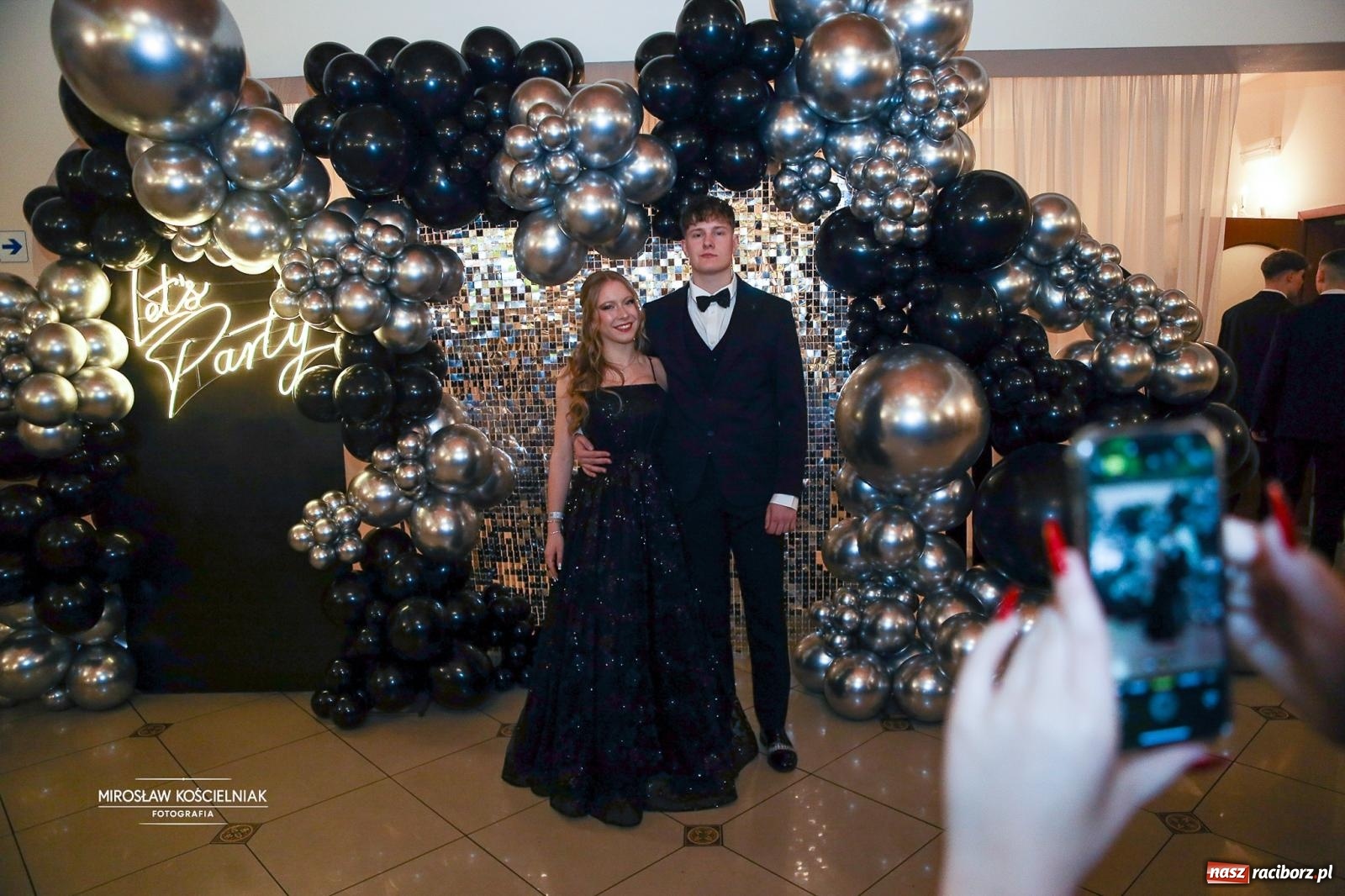 Zdjęcie w galerii na portalu naszraciborz.pl: Studniówka II LO im. Adama Mickiewicza w Parku Leśnym w Rogowie [FOTO] wiadomości z regionu