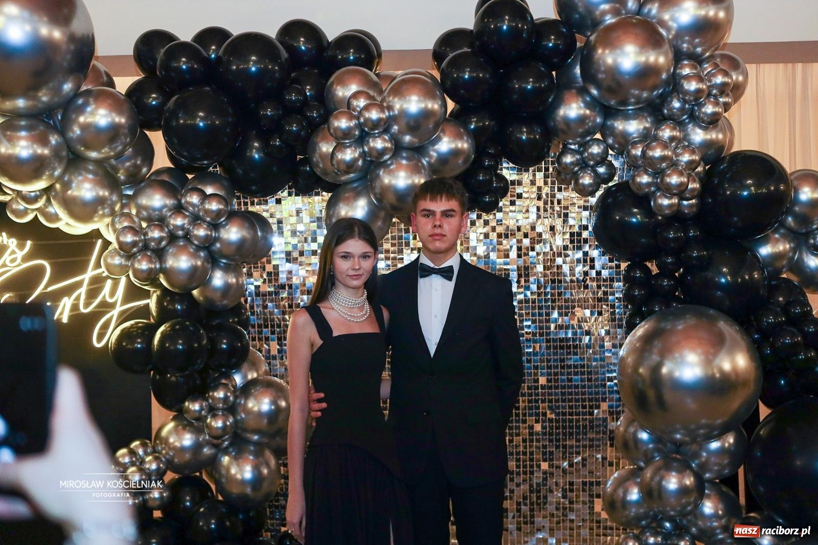 Zdjęcie w galerii na portalu naszraciborz.pl: Studniówka II LO im. Adama Mickiewicza w Parku Leśnym w Rogowie [FOTO] wiadomości z regionu