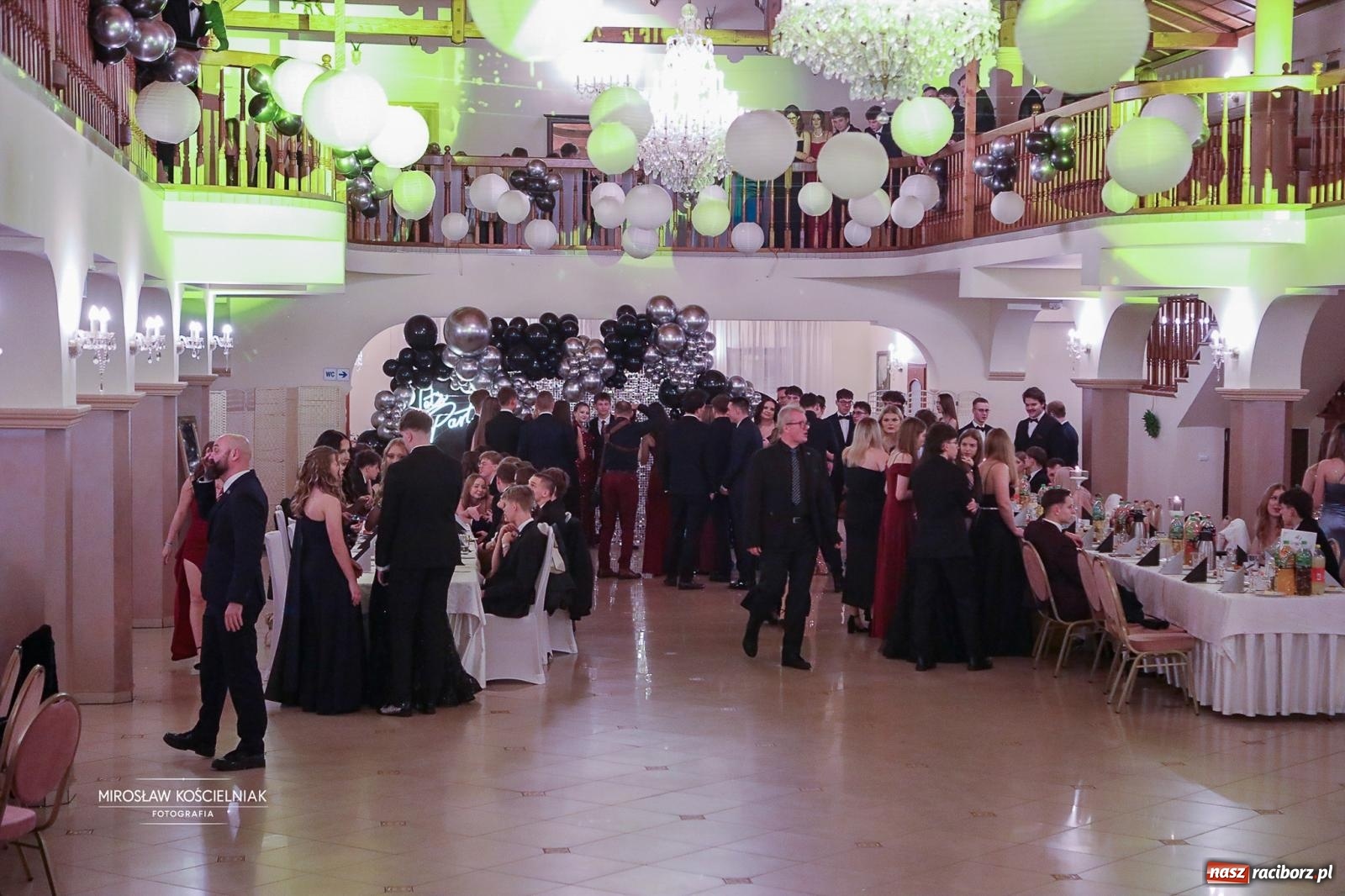 Zdjęcie w galerii na portalu naszraciborz.pl: Studniówka II LO im. Adama Mickiewicza w Parku Leśnym w Rogowie [FOTO] wiadomości z regionu