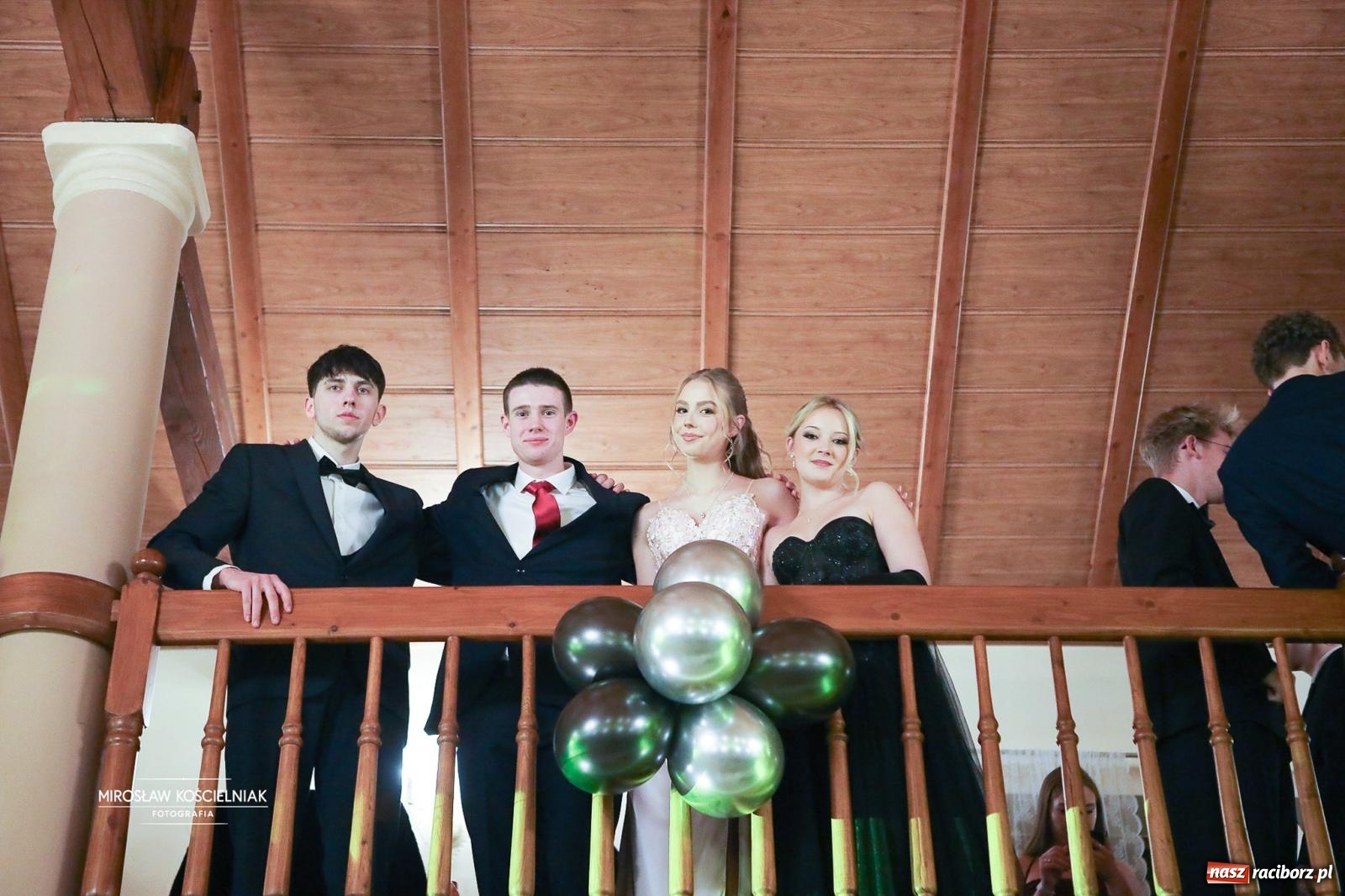 Zdjęcie w galerii na portalu naszraciborz.pl: Studniówka II LO im. Adama Mickiewicza w Parku Leśnym w Rogowie [FOTO] wiadomości z regionu