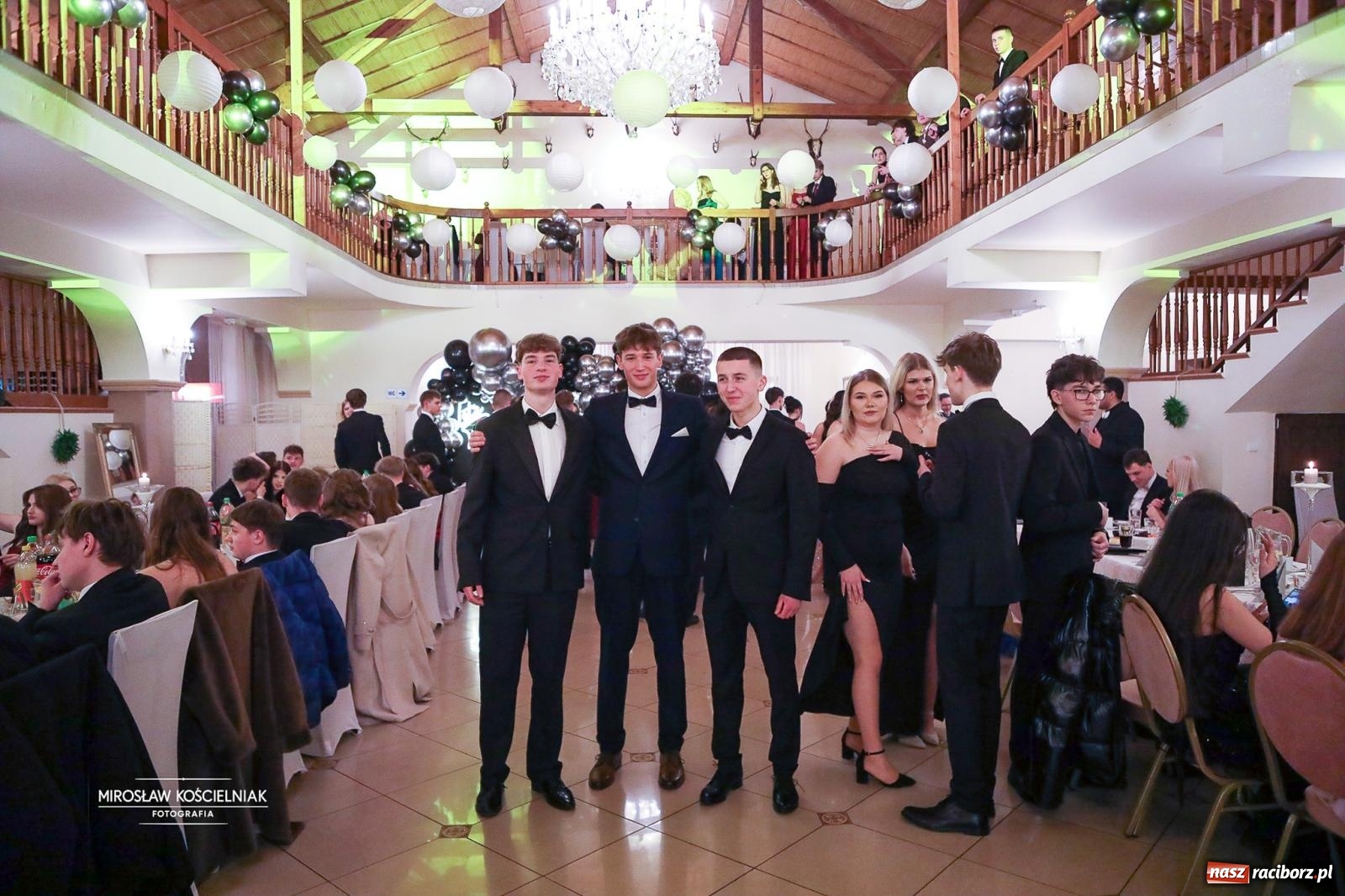 Zdjęcie w galerii na portalu naszraciborz.pl: Studniówka II LO im. Adama Mickiewicza w Parku Leśnym w Rogowie [FOTO] wiadomości z regionu