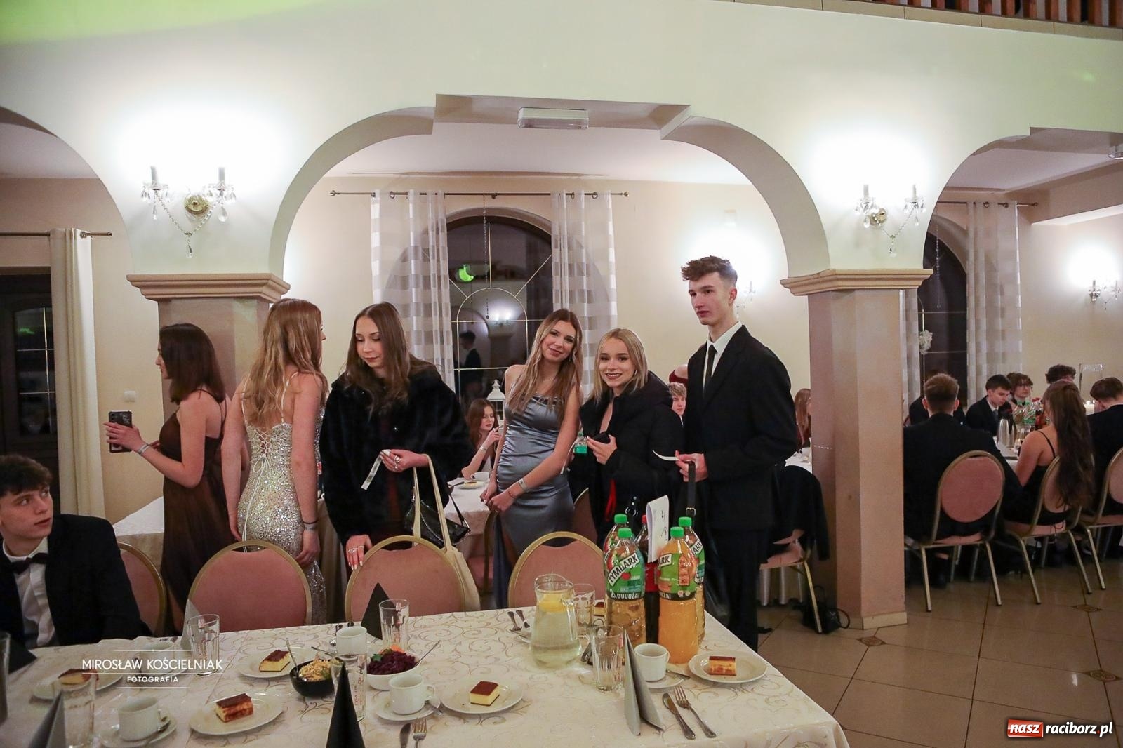 Zdjęcie w galerii na portalu naszraciborz.pl: Studniówka II LO im. Adama Mickiewicza w Parku Leśnym w Rogowie [FOTO] wiadomości z regionu