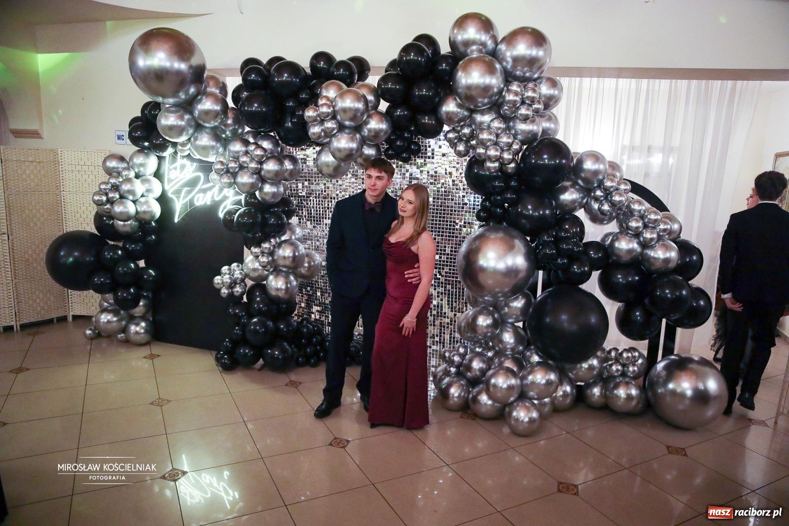 Zdjęcie w galerii na portalu naszraciborz.pl: Studniówka II LO im. Adama Mickiewicza w Parku Leśnym w Rogowie [FOTO] wiadomości z regionu