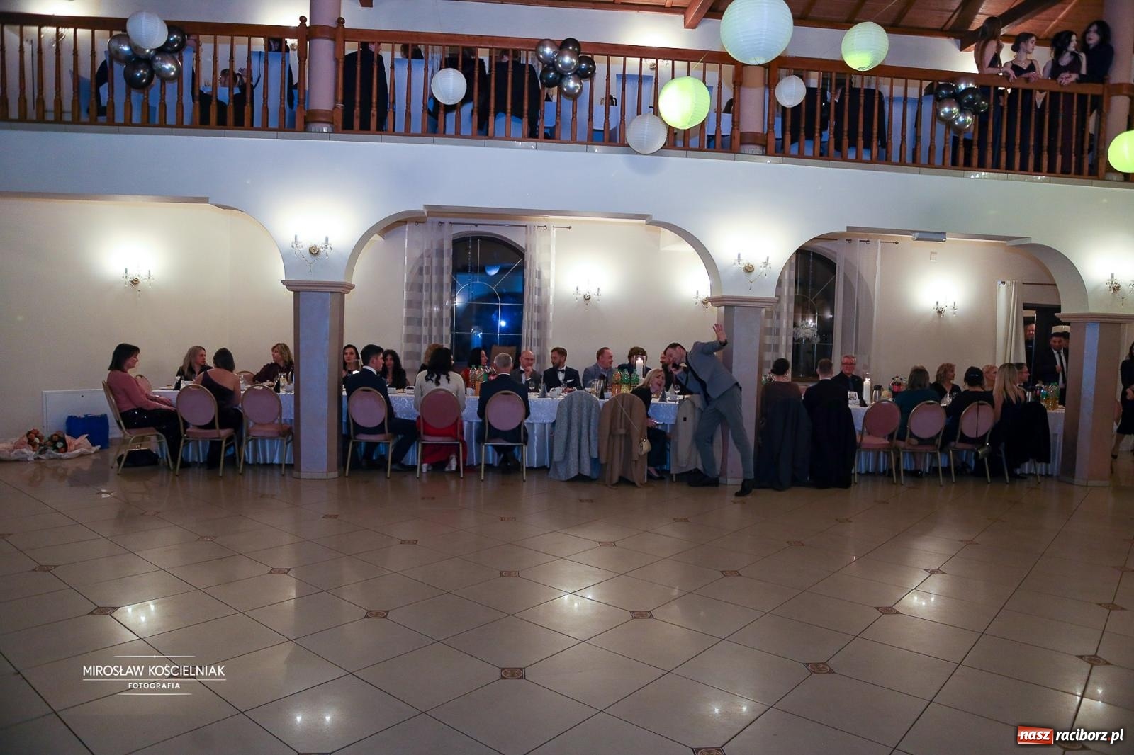 Zdjęcie w galerii na portalu naszraciborz.pl: Studniówka II LO im. Adama Mickiewicza w Parku Leśnym w Rogowie [FOTO] wiadomości z regionu