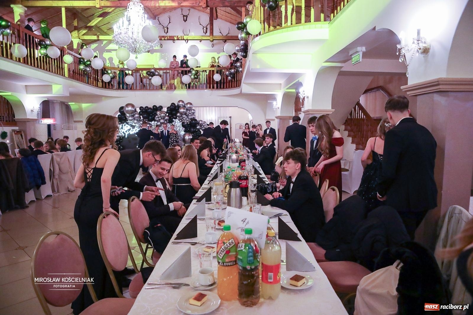 Zdjęcie w galerii na portalu naszraciborz.pl: Studniówka II LO im. Adama Mickiewicza w Parku Leśnym w Rogowie [FOTO] wiadomości z regionu